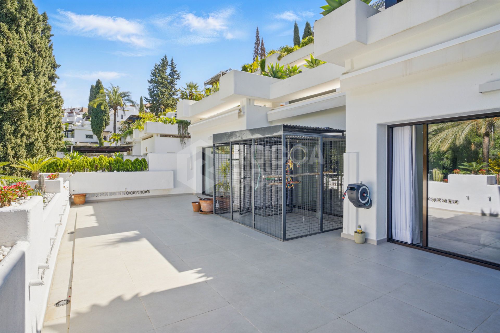 Spectacular three bedroom apartment recently renovated with a luxurious design and luxury qualities, in Kings Hills, on the Golden Mile of Marbella