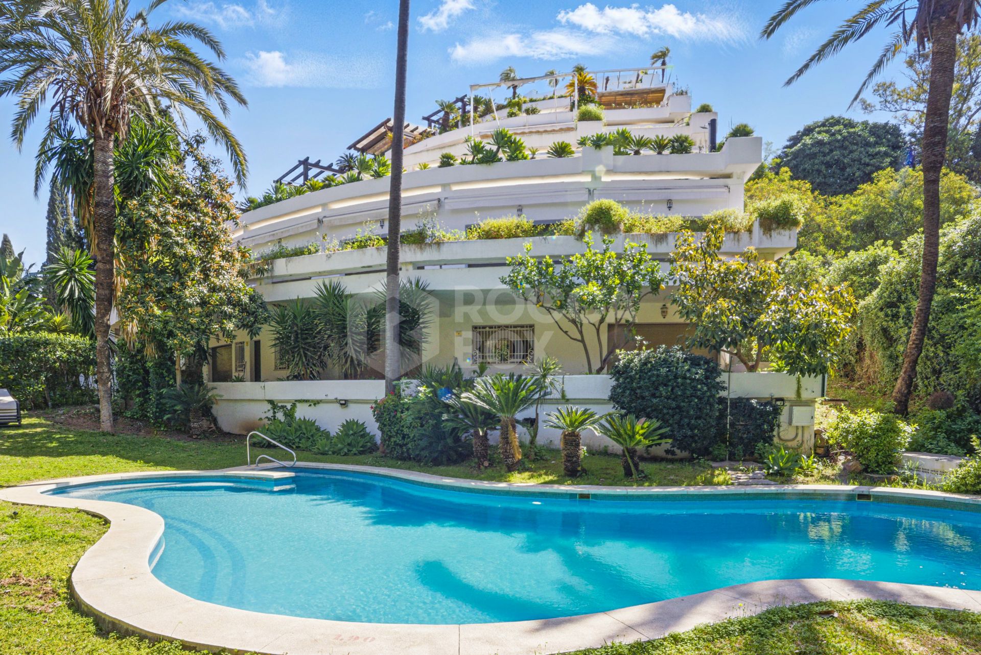 Spectacular three bedroom apartment recently renovated with a luxurious design and luxury qualities, in Kings Hills, on the Golden Mile of Marbella
