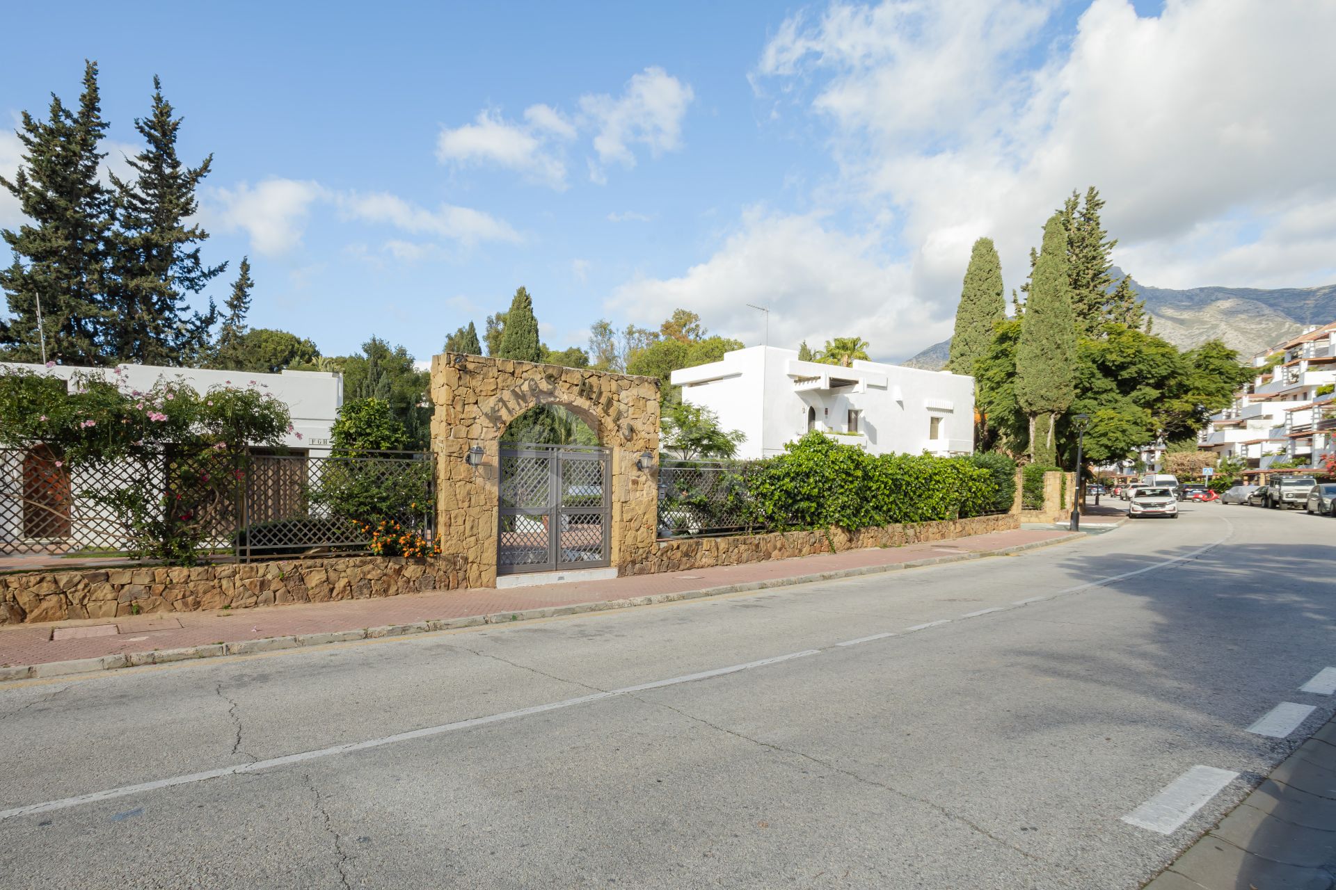 Spectacular three bedroom apartment recently renovated with a luxurious design and luxury qualities, in Kings Hills, on the Golden Mile of Marbella