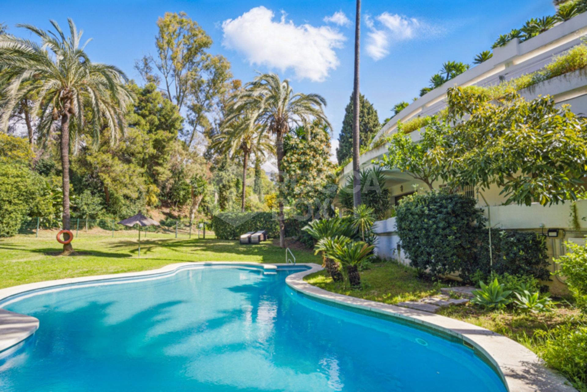 Spectacular three bedroom apartment recently renovated with a luxurious design and luxury qualities, in Kings Hills, on the Golden Mile of Marbella