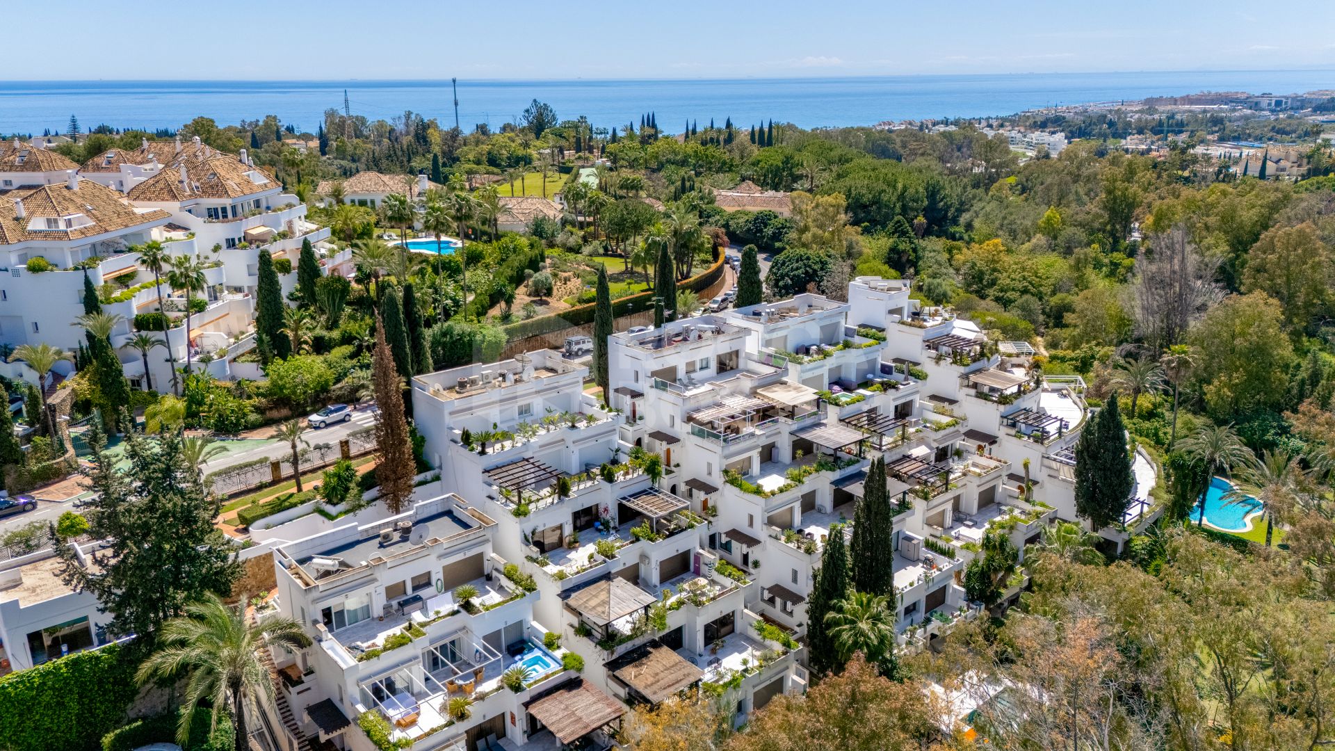 Spectacular three bedroom apartment recently renovated with a luxurious design and luxury qualities, in Kings Hills, on the Golden Mile of Marbella
