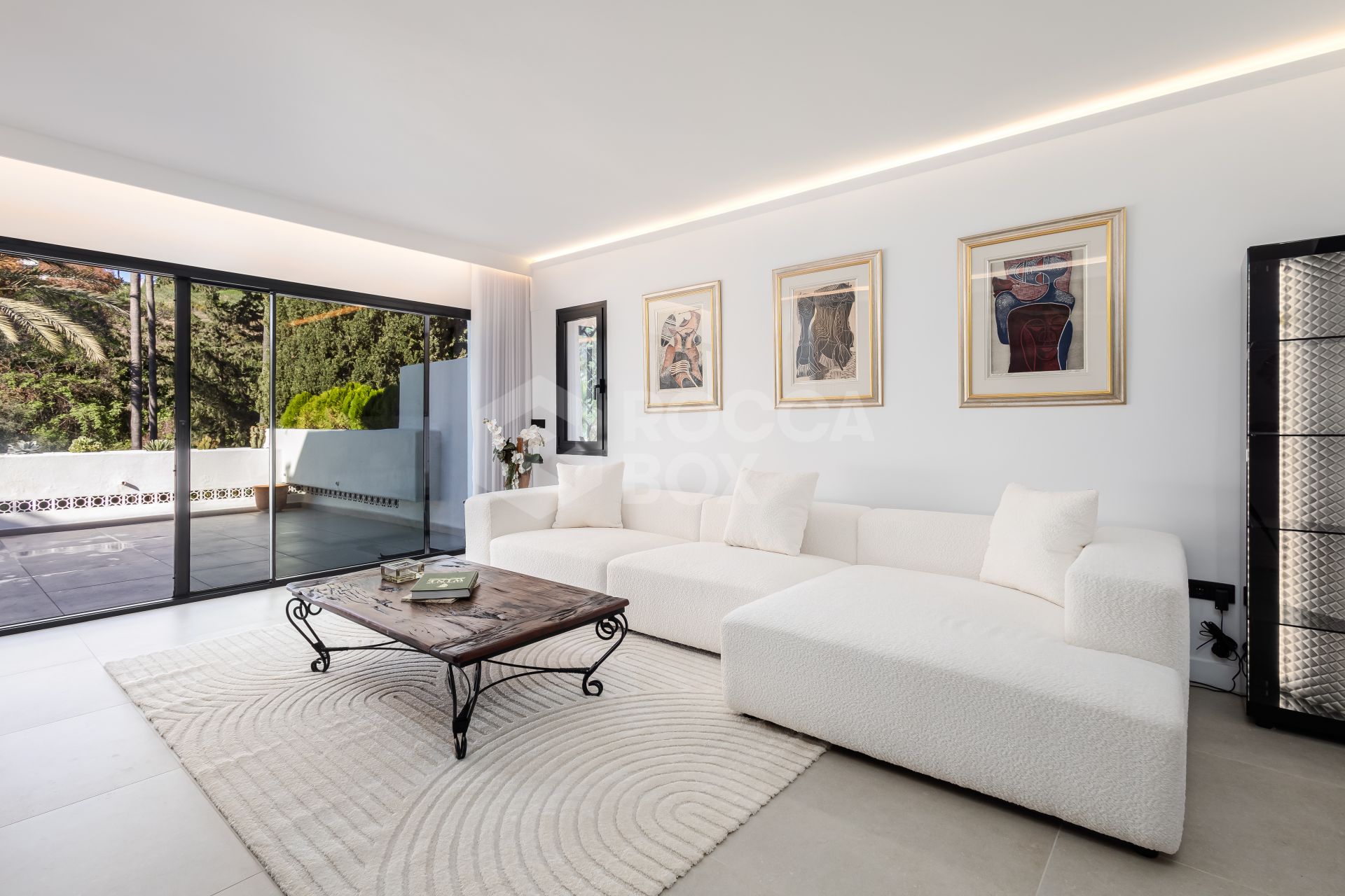 Spectacular three bedroom apartment recently renovated with a luxurious design and luxury qualities, in Kings Hills, on the Golden Mile of Marbella