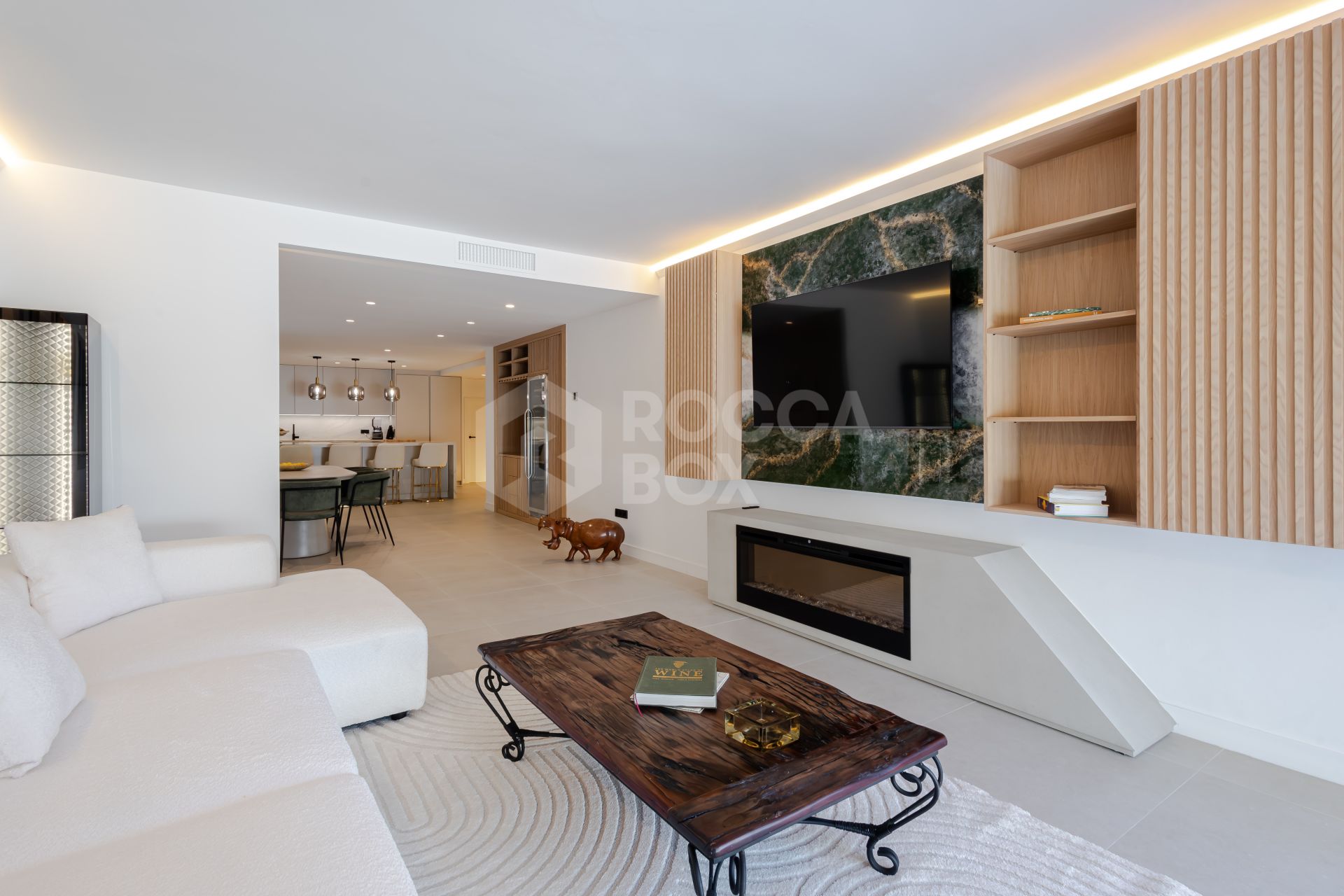 Spectacular three bedroom apartment recently renovated with a luxurious design and luxury qualities, in Kings Hills, on the Golden Mile of Marbella