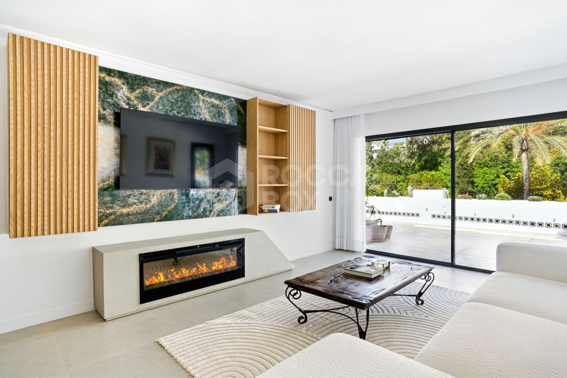 Spectacular three bedroom apartment recently renovated with a luxurious design and luxury qualities, in Kings Hills, on the Golden Mile of Marbella