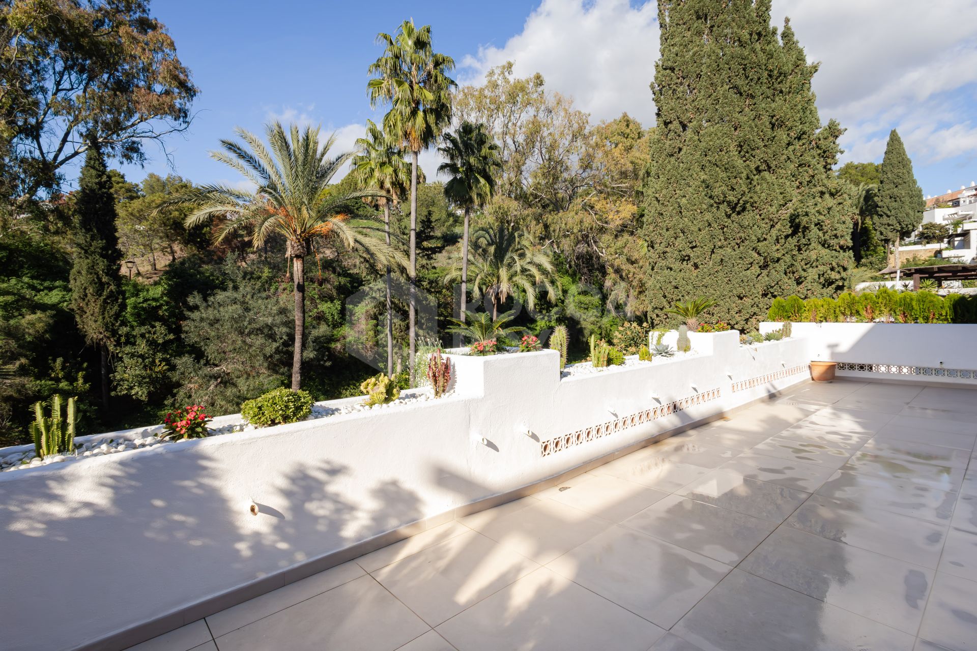 Spectacular three bedroom apartment recently renovated with a luxurious design and luxury qualities, in Kings Hills, on the Golden Mile of Marbella