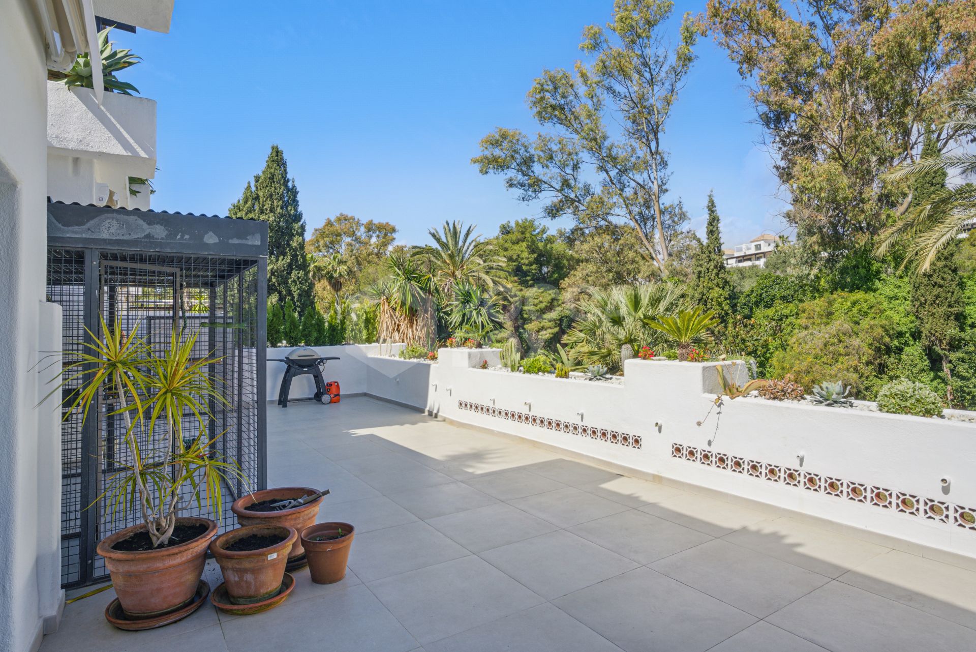 Spectacular three bedroom apartment recently renovated with a luxurious design and luxury qualities, in Kings Hills, on the Golden Mile of Marbella