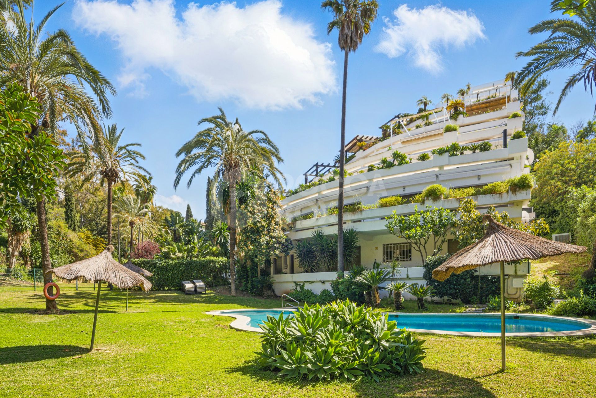 Spectacular three bedroom apartment recently renovated with a luxurious design and luxury qualities, in Kings Hills, on the Golden Mile of Marbella