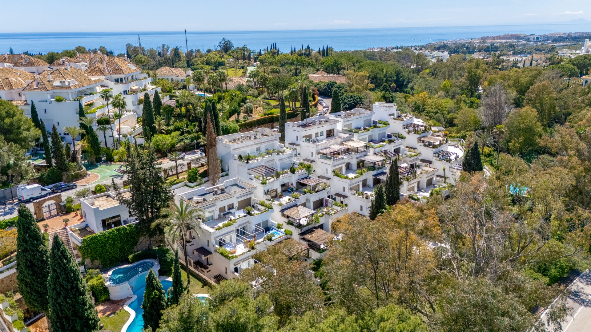 Spectacular three bedroom apartment recently renovated with a luxurious design and luxury qualities, in Kings Hills, on the Golden Mile of Marbella