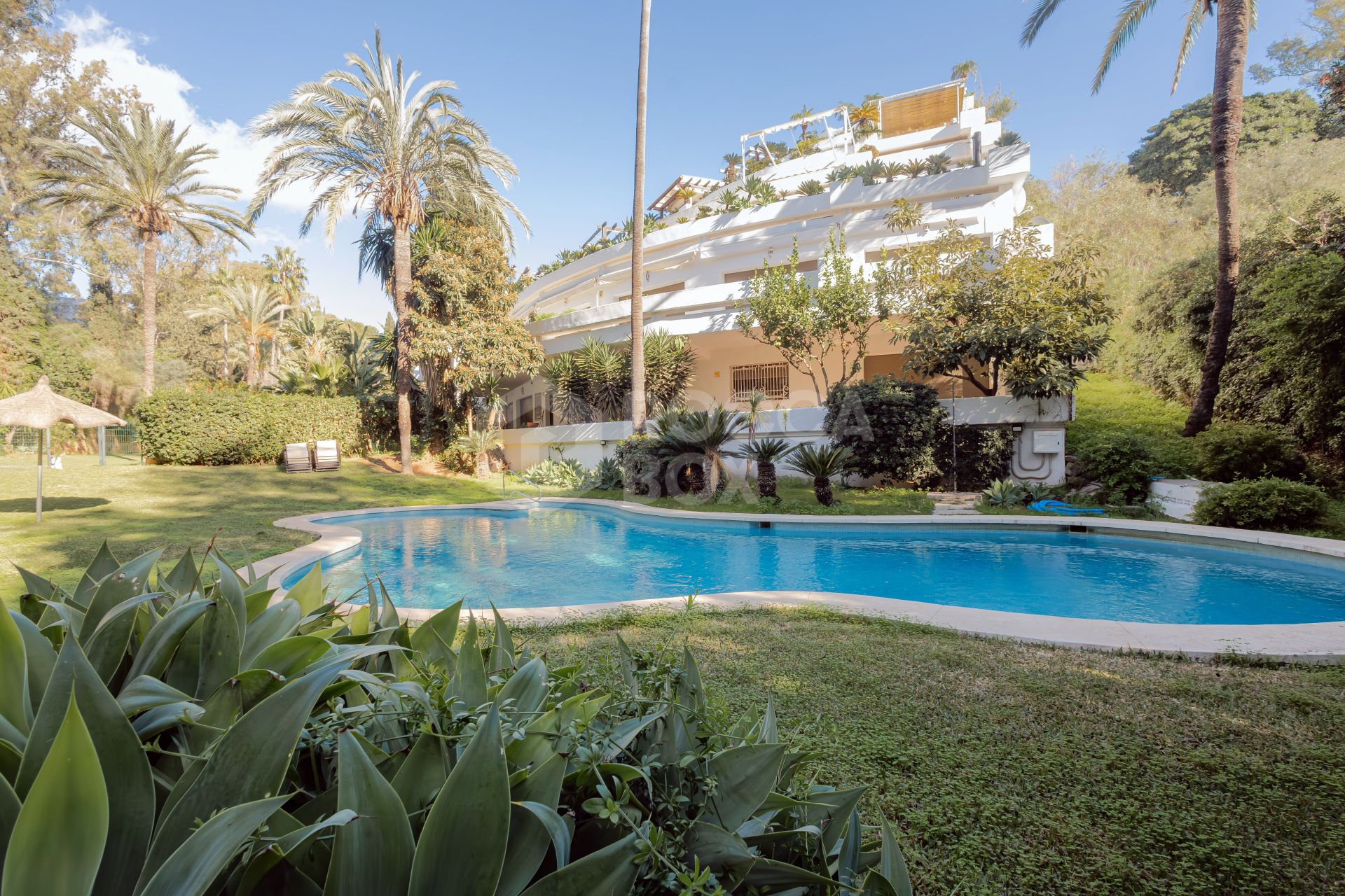 Spectacular three bedroom apartment recently renovated with a luxurious design and luxury qualities, in Kings Hills, on the Golden Mile of Marbella