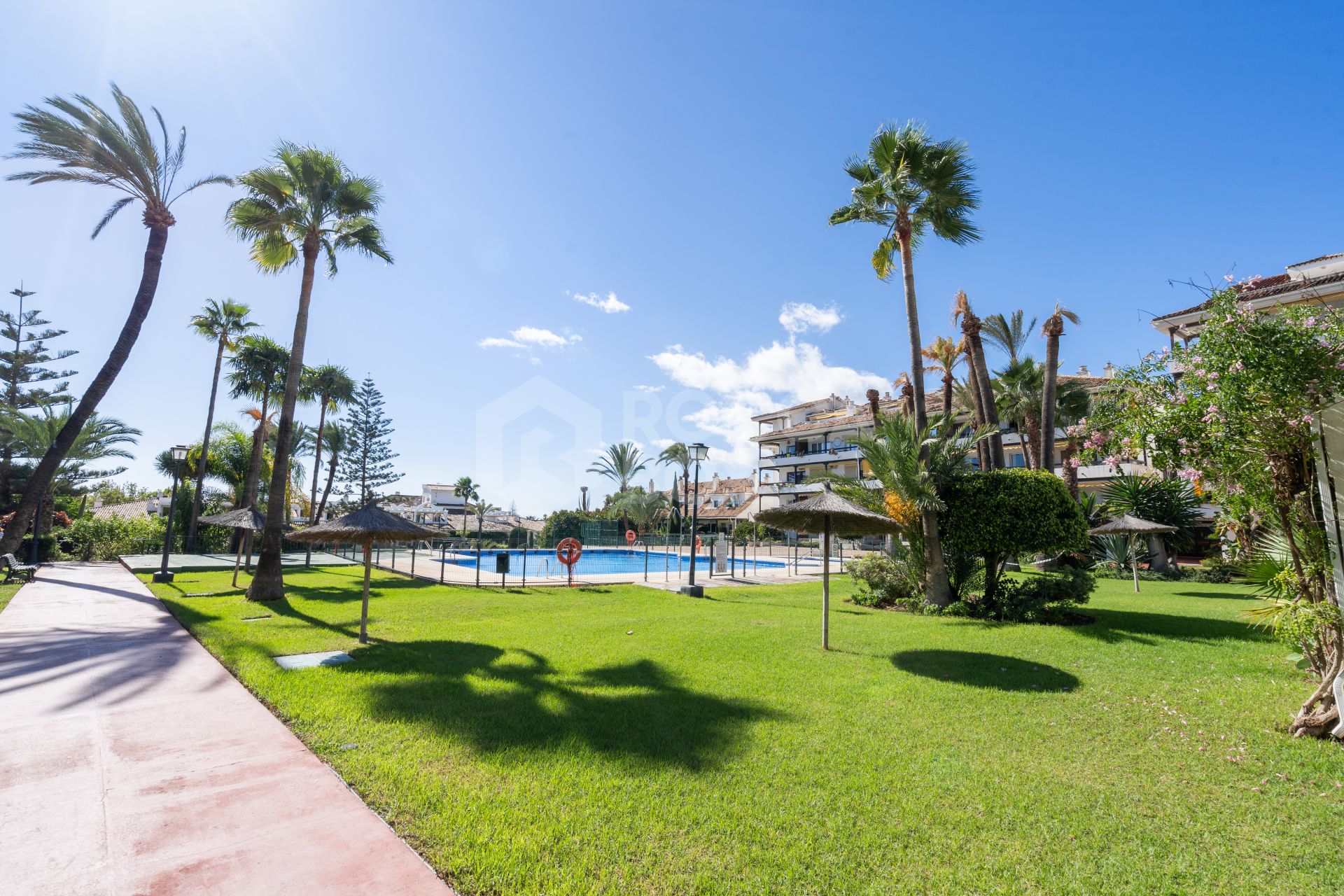 Lovely studio apartment located on Marbella´s Golden Mile, within walking distance to the beach