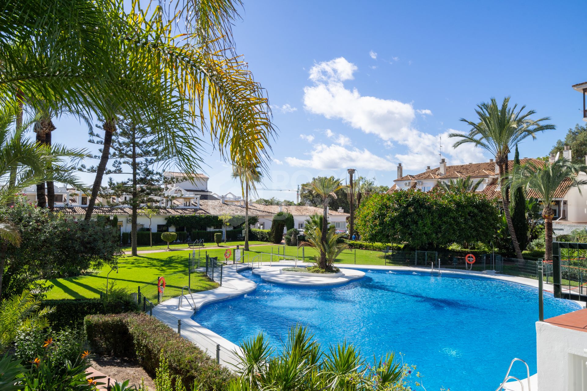 Lovely studio apartment located on Marbella´s Golden Mile, within walking distance to the beach