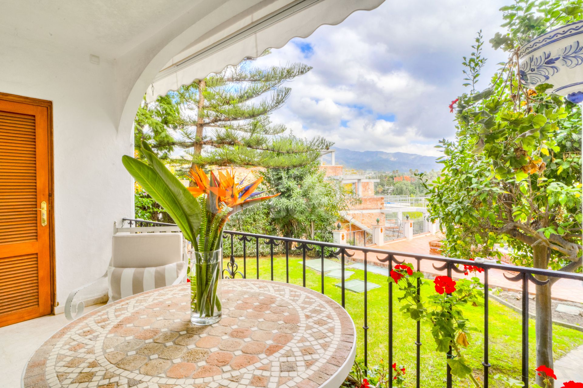 Outstanding three bedroom, south facing apartment in the exceptional gated community of Señorio de Marbella