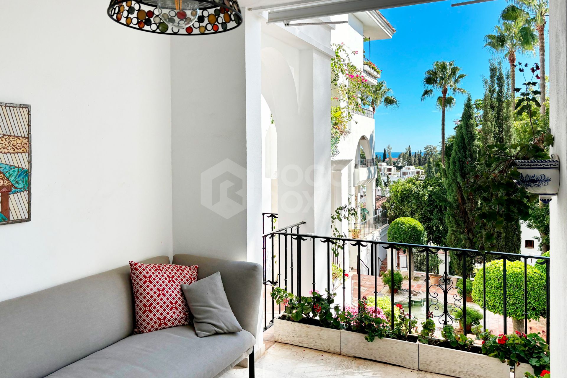 Outstanding three bedroom, south facing apartment in the exceptional gated community of Señorio de Marbella