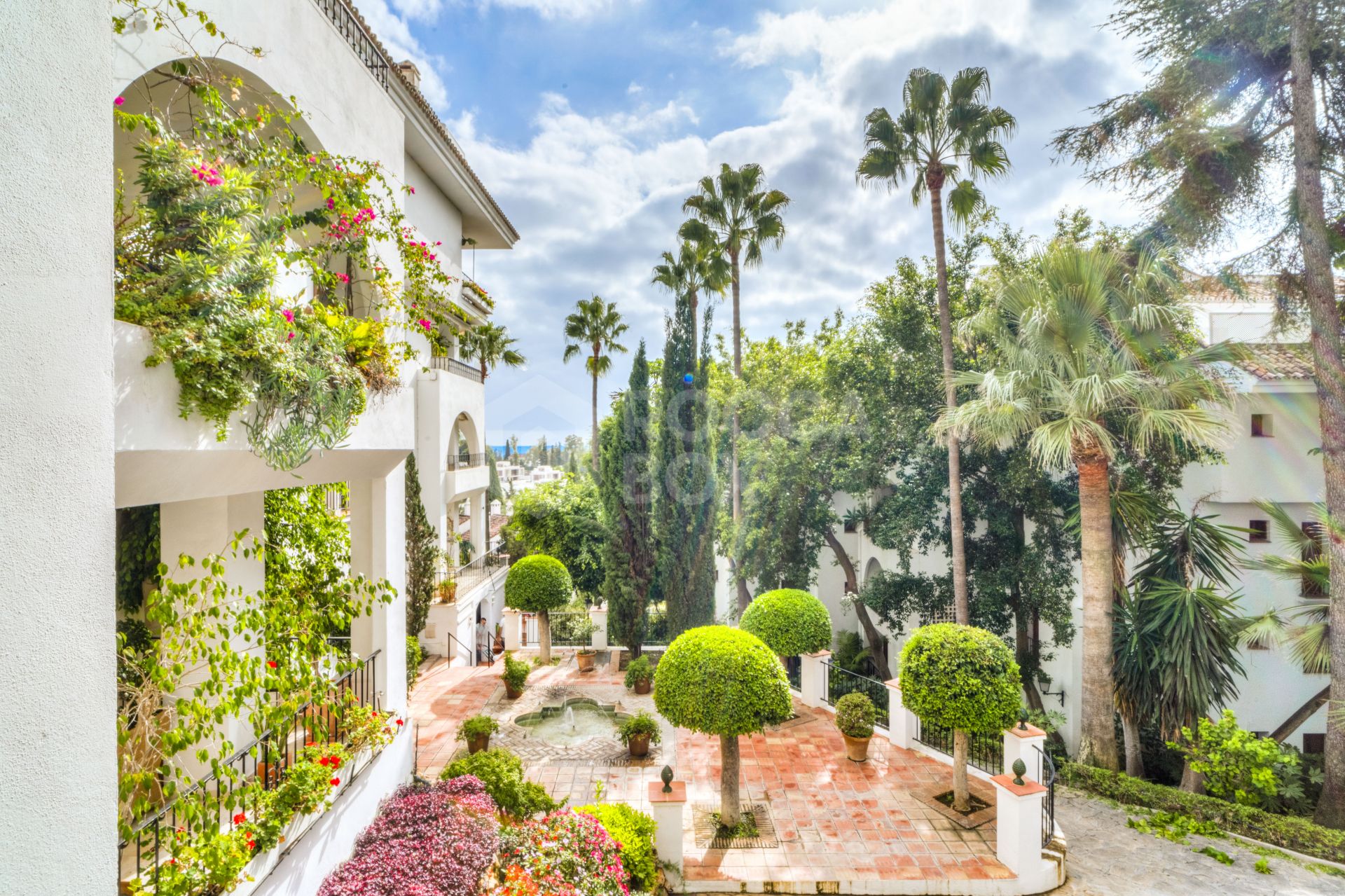 Outstanding three bedroom, south facing apartment in the exceptional gated community of Señorio de Marbella