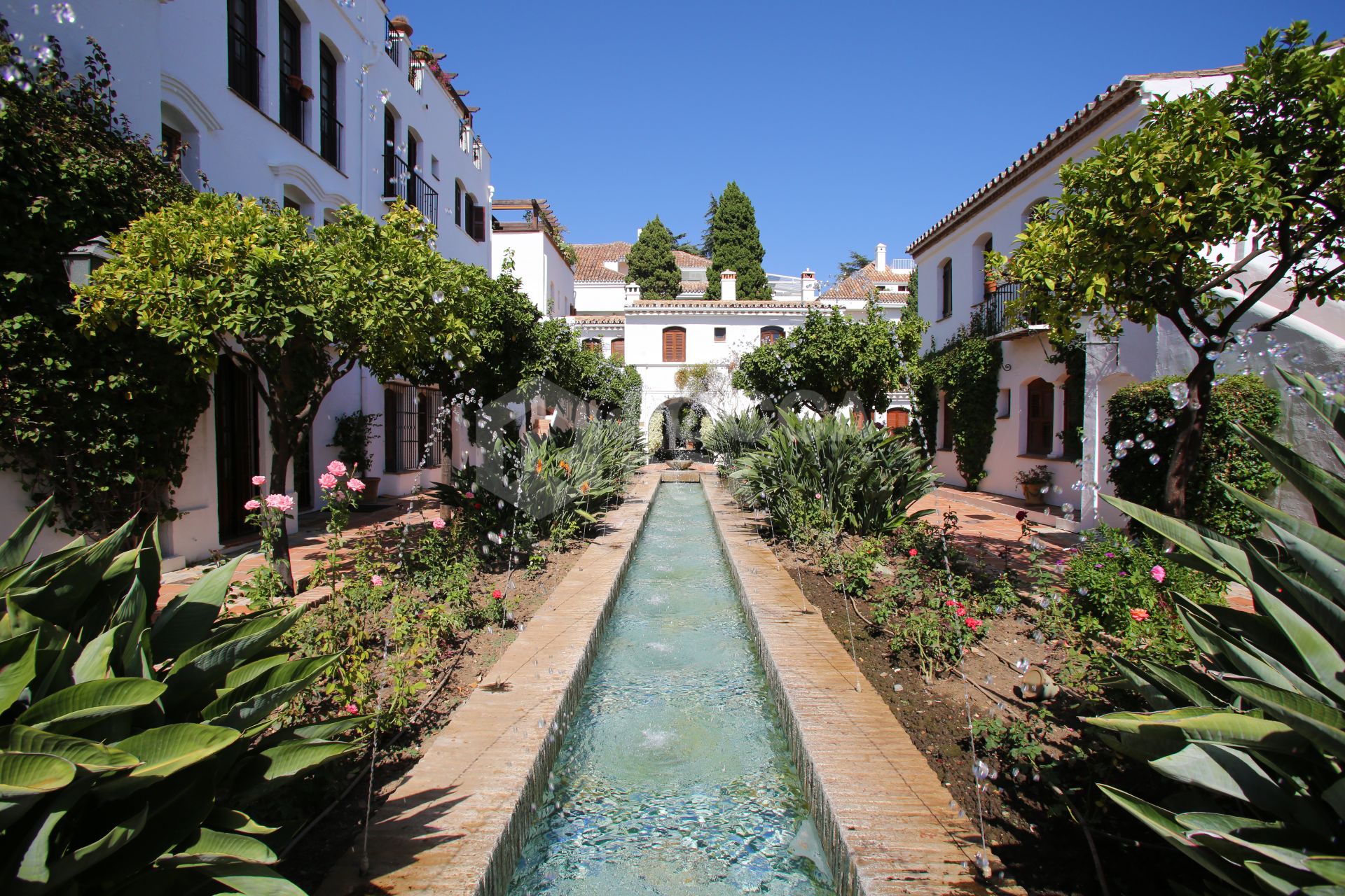 Outstanding three bedroom, south facing apartment in the exceptional gated community of Señorio de Marbella