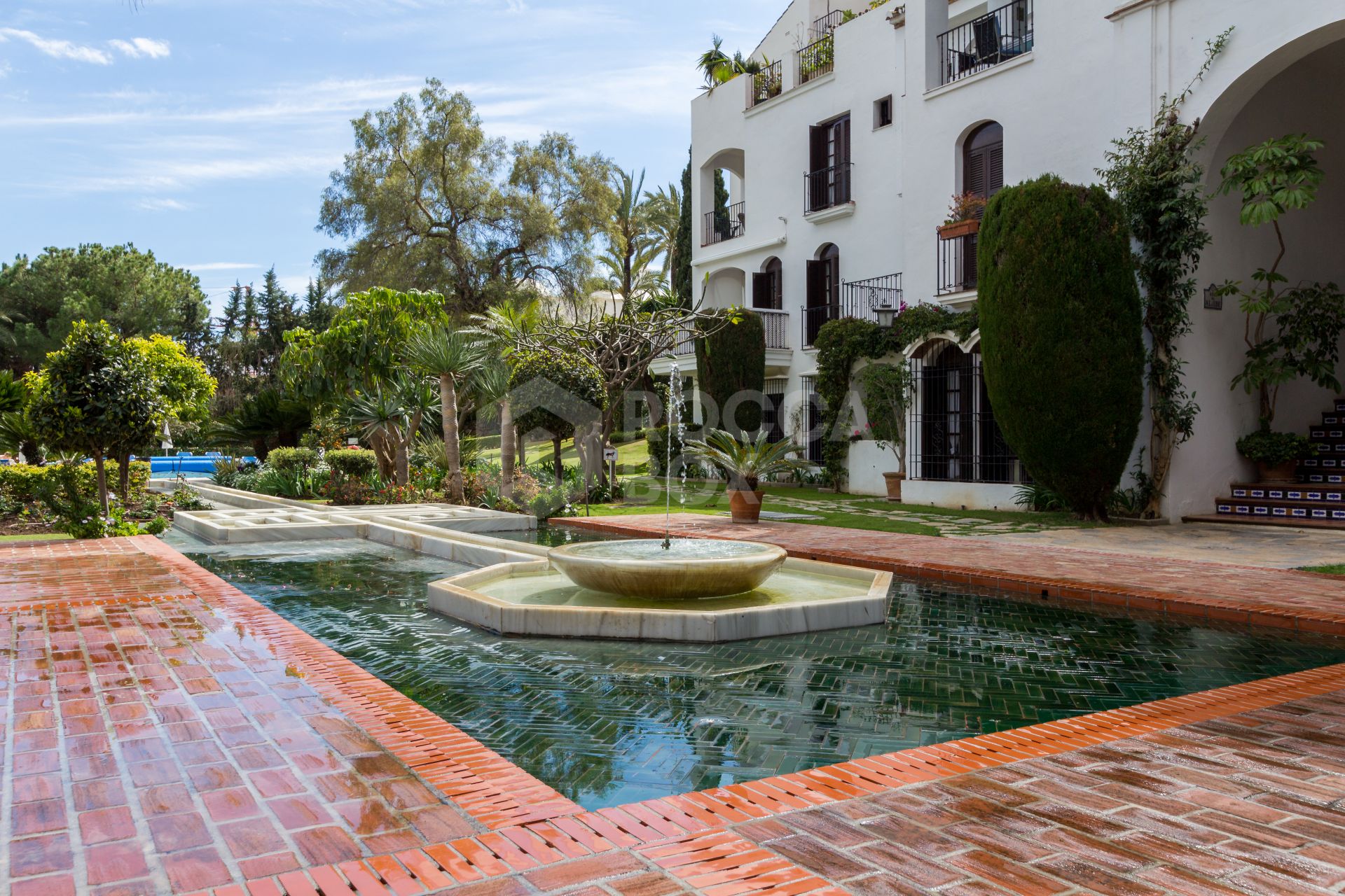 Outstanding three bedroom, south facing apartment in the exceptional gated community of Señorio de Marbella