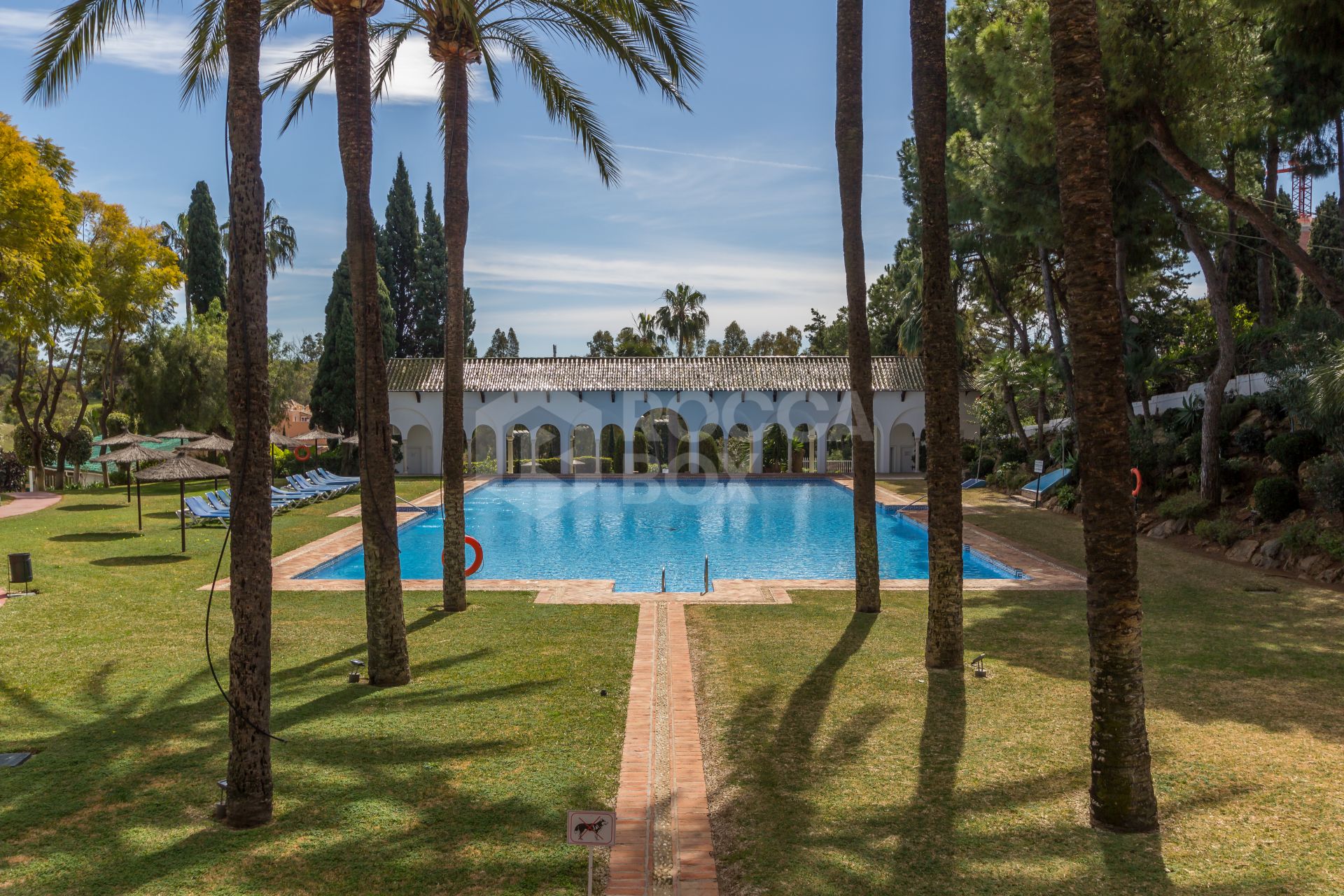 Outstanding three bedroom, south facing apartment in the exceptional gated community of Señorio de Marbella