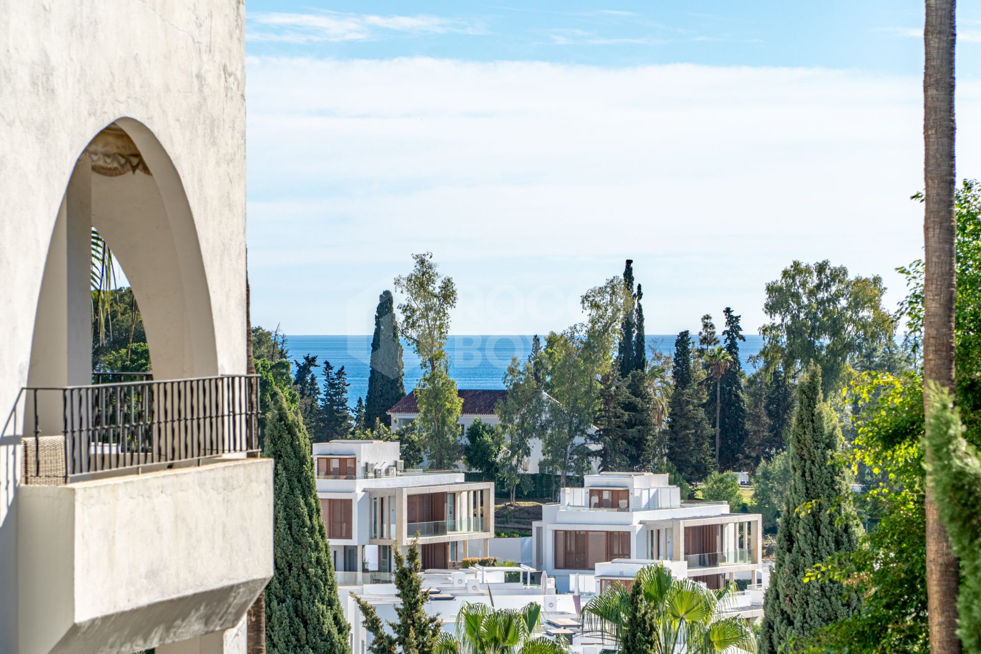 Outstanding three bedroom, south facing apartment in the exceptional gated community of Señorio de Marbella