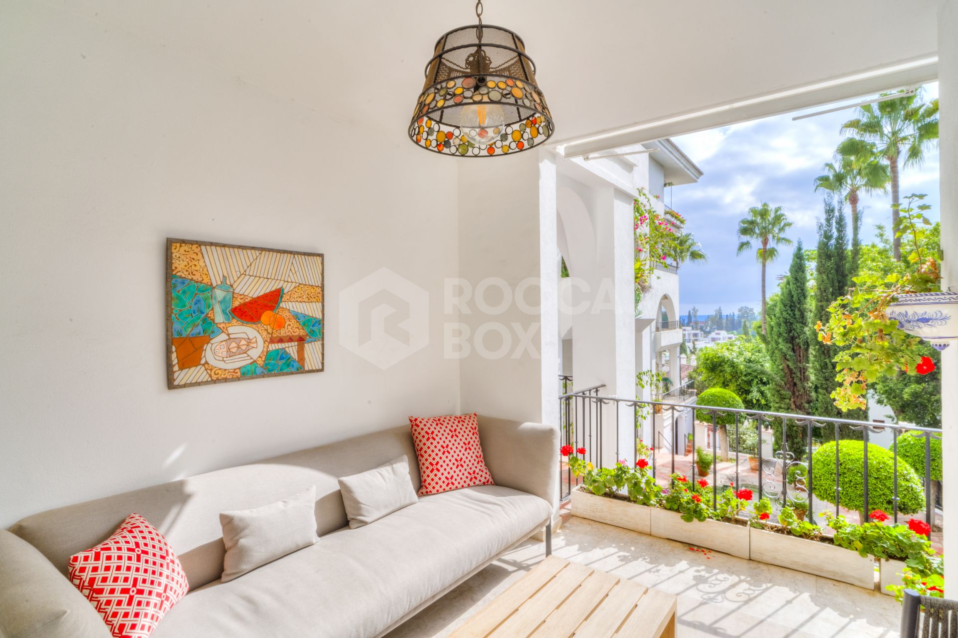 Outstanding three bedroom, south facing apartment in the exceptional gated community of Señorio de Marbella