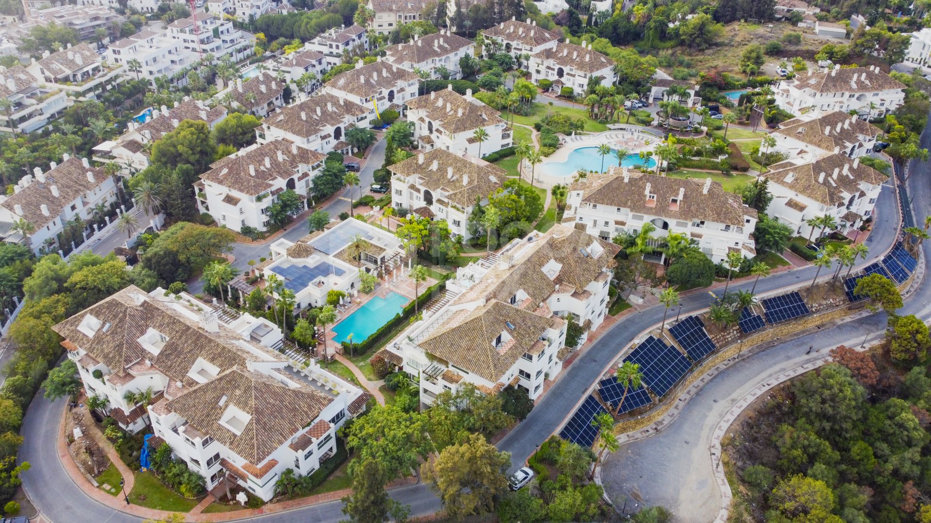 Impressive three bedroom ground floor apartment located in the exclusive community of Monte Paraiso, Marbella