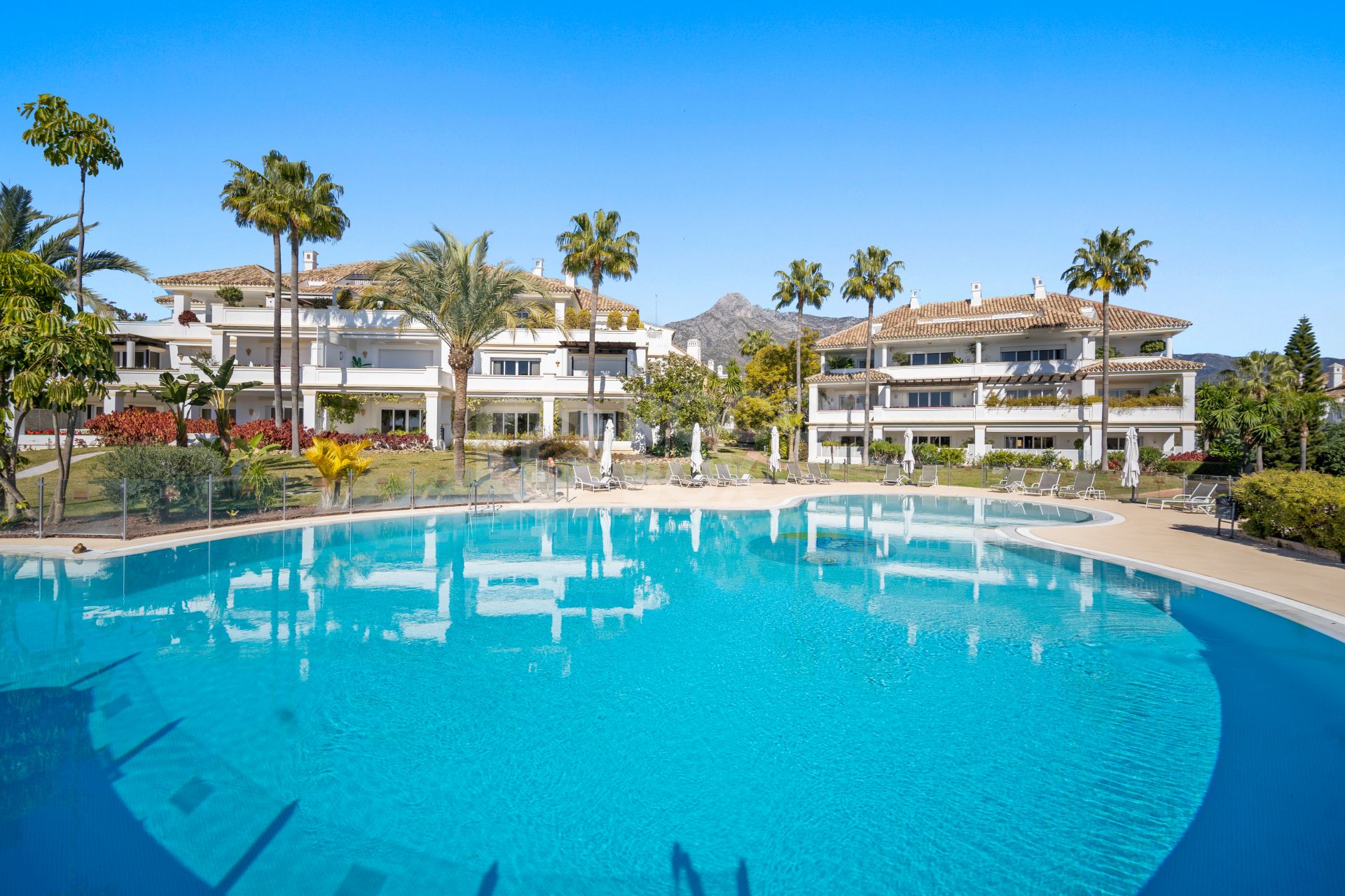 Impressive three bedroom ground floor apartment located in the exclusive community of Monte Paraiso, Marbella