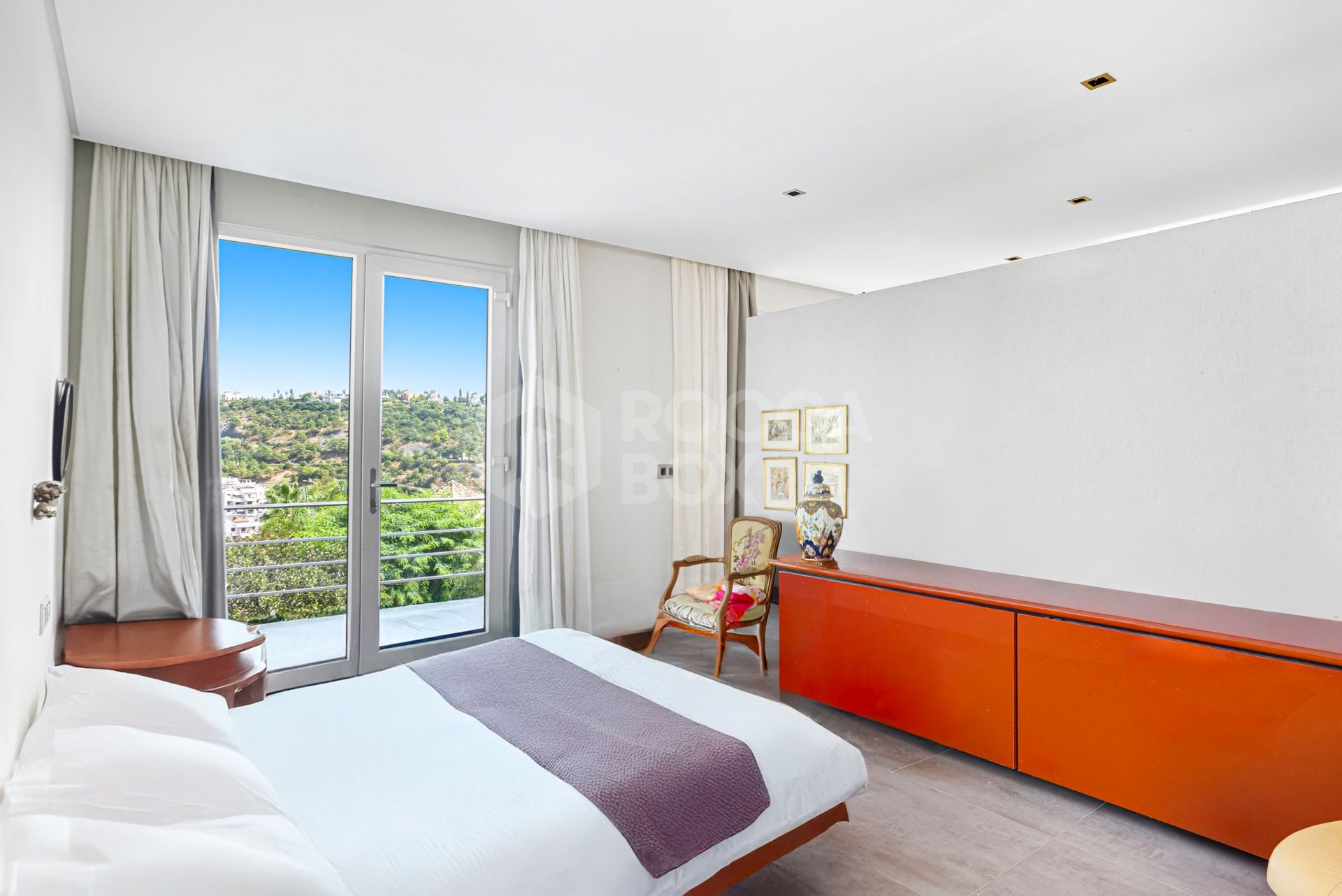 Spacious five bedroom, Villa located in the exclusive Los Arqueros Golf Resort in Benahavís