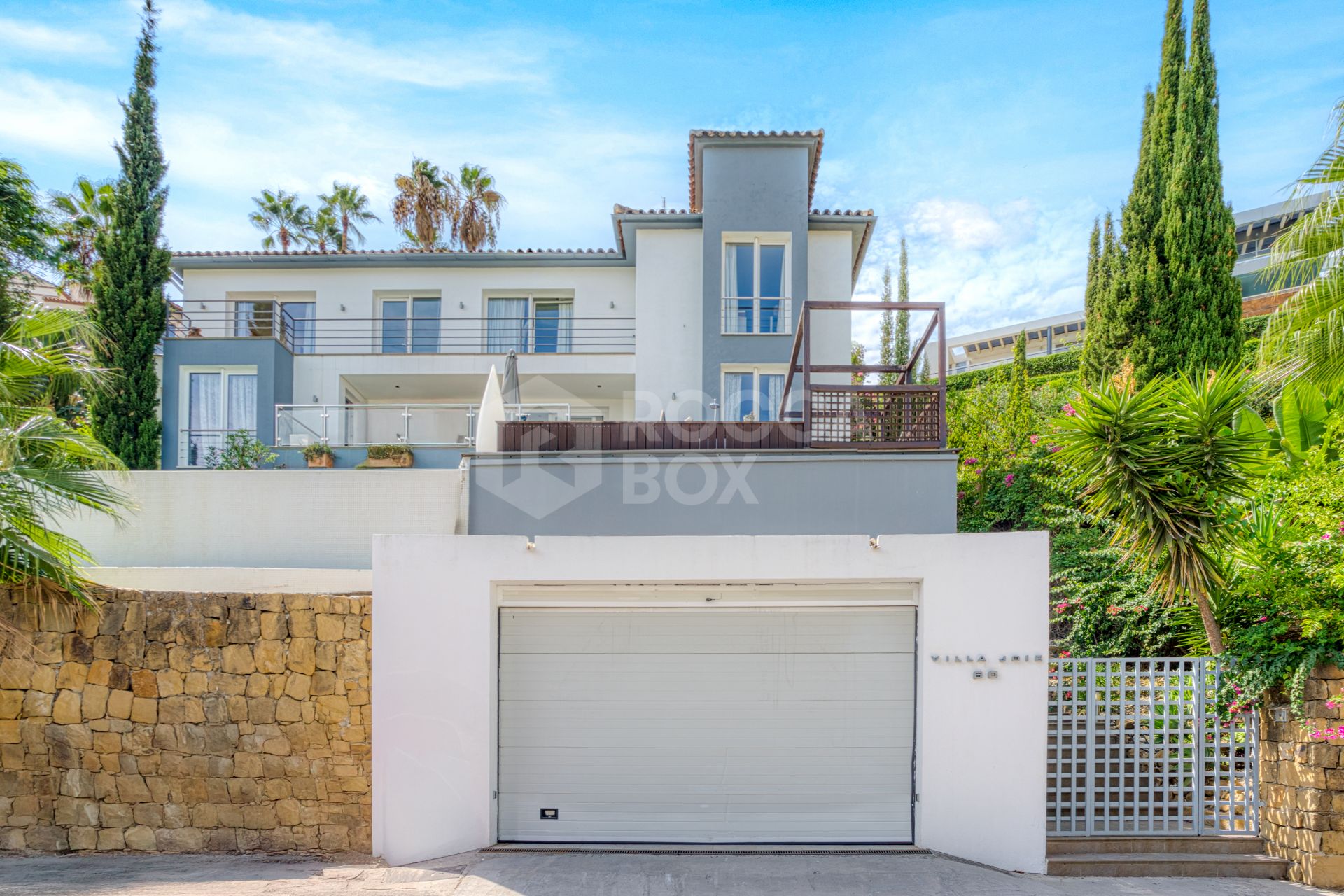 Spacious five bedroom, Villa located in the exclusive Los Arqueros Golf Resort in Benahavís