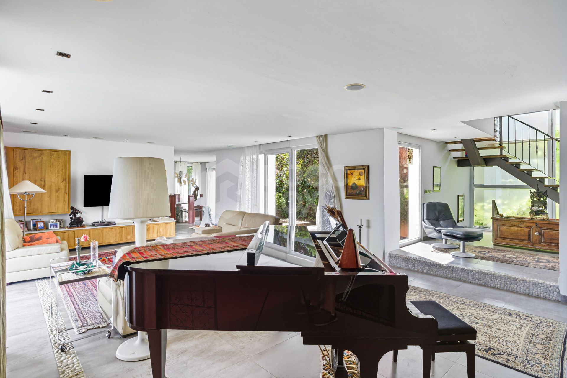 Spacious five bedroom, Villa located in the exclusive Los Arqueros Golf Resort in Benahavís