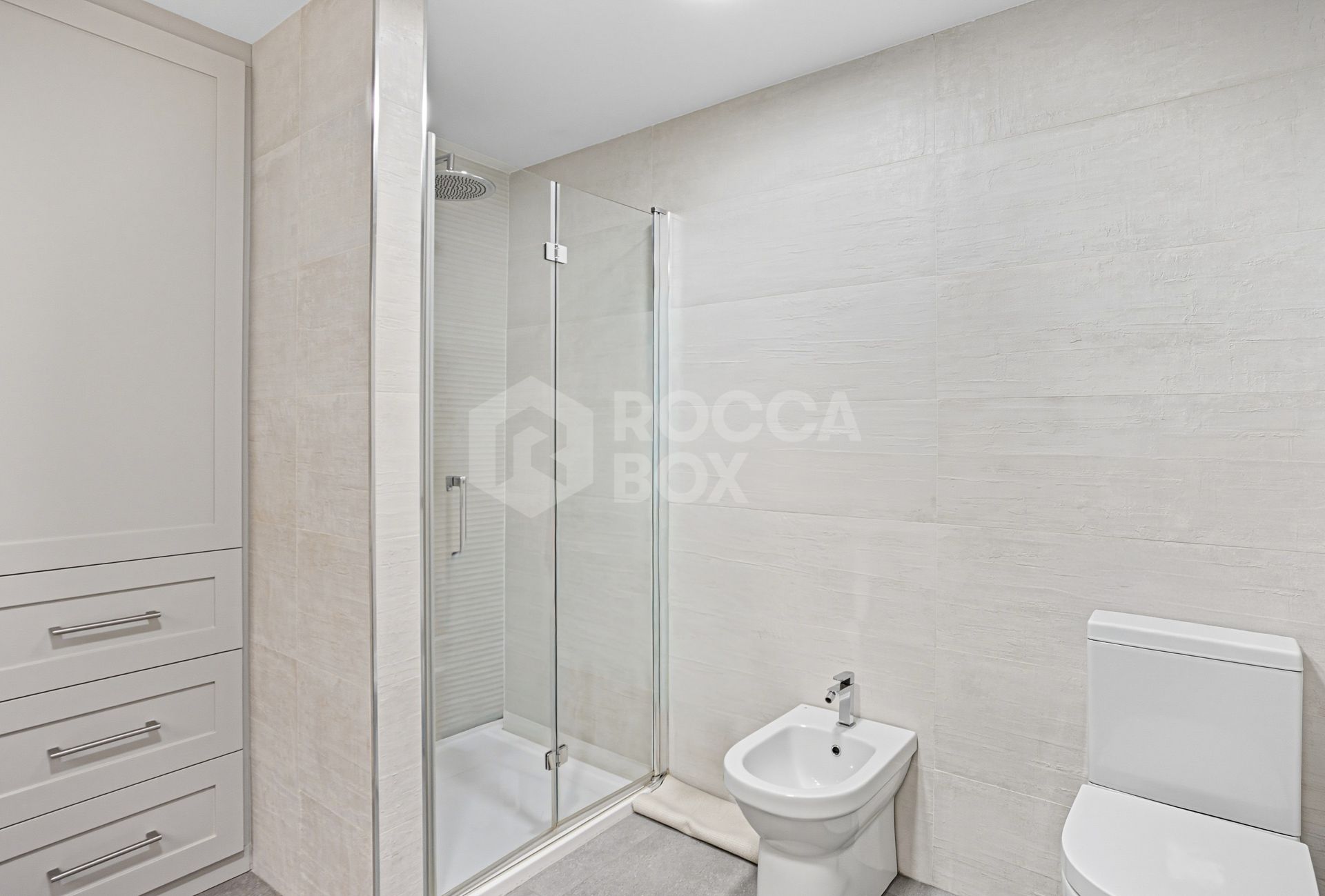 Stylish south-facing three bedroom apartment with spectacular sea views, located in the prestigious Mirador de Estepona Hills