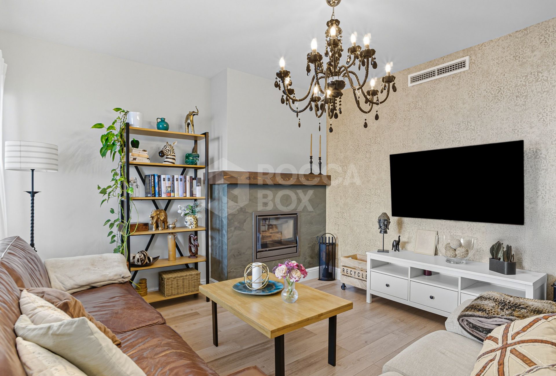 Stylish south-facing three bedroom apartment with spectacular sea views, located in the prestigious Mirador de Estepona Hills