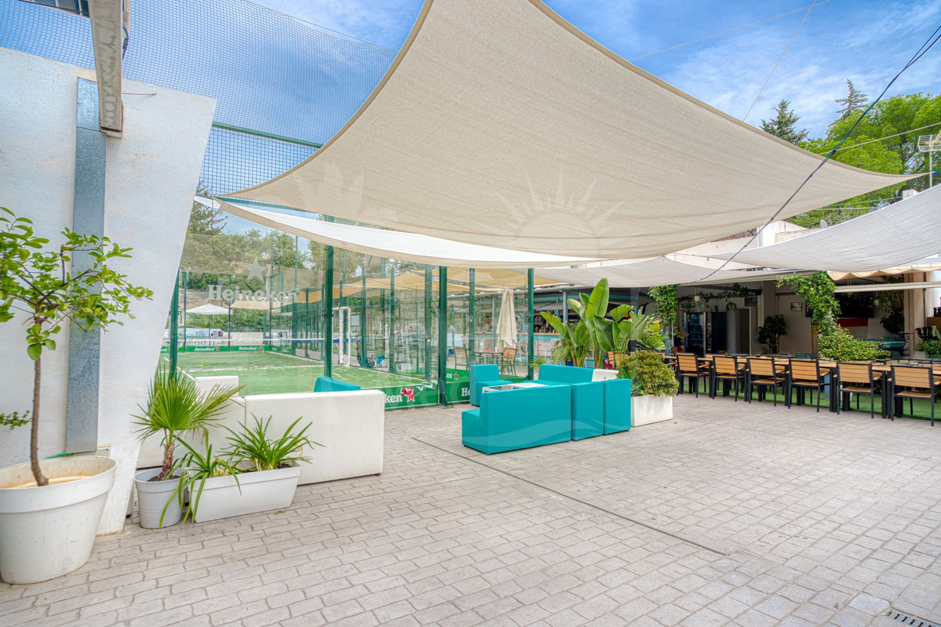 Elegante apartamento de tres dormitorios con espectaculares vistas al mar, situado en el prestigioso Mirador de Estepona Hills