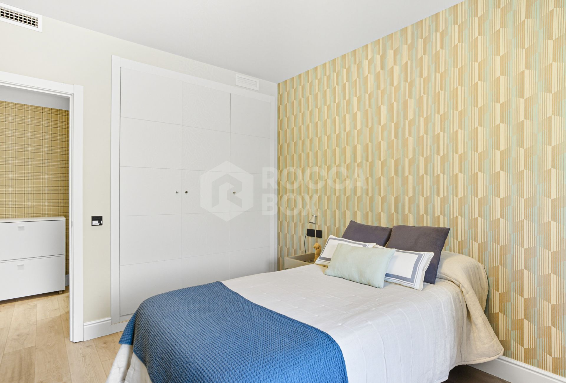 Stylish south-facing three bedroom apartment with spectacular sea views, located in the prestigious Mirador de Estepona Hills