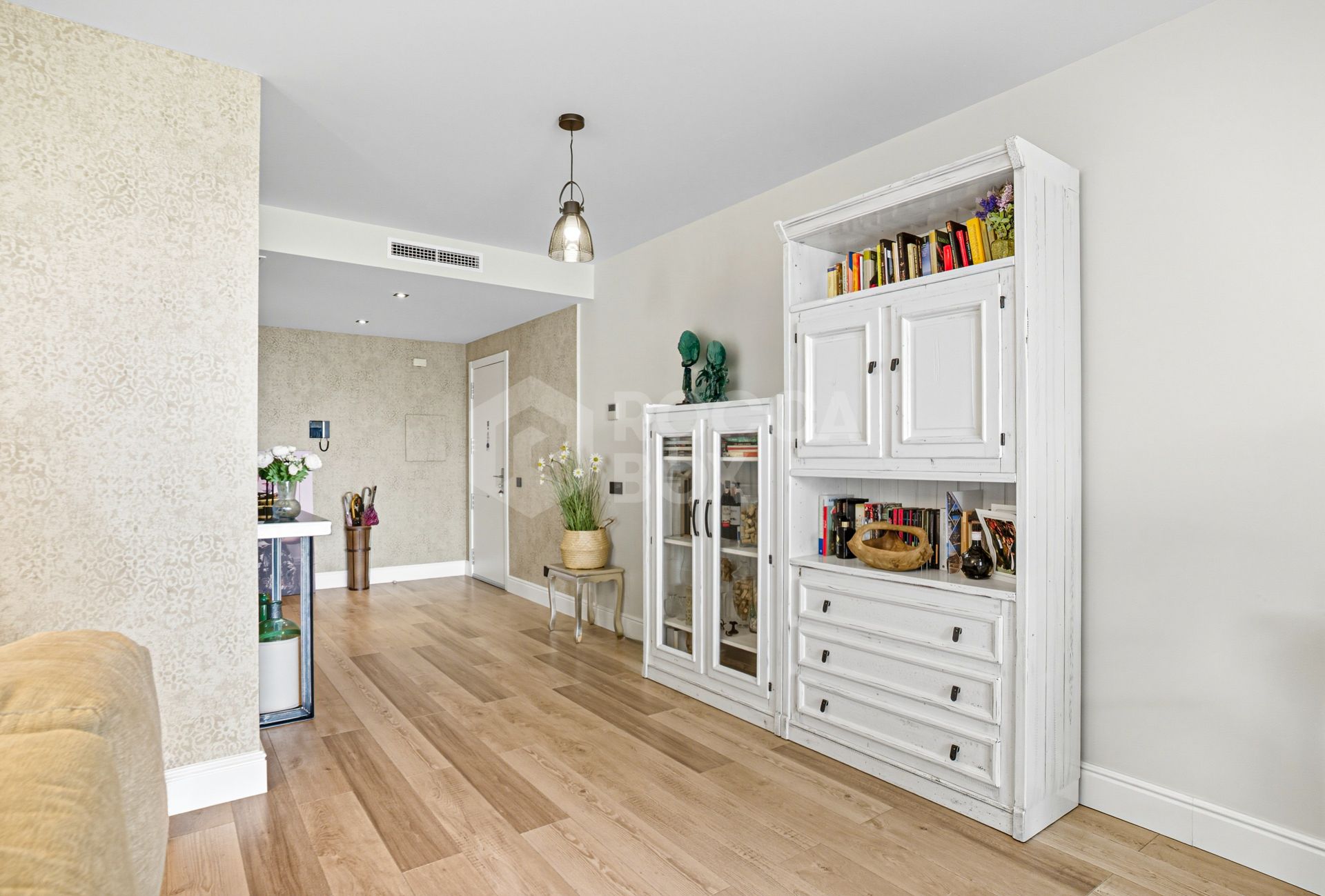 Stylish south-facing three bedroom apartment with spectacular sea views, located in the prestigious Mirador de Estepona Hills