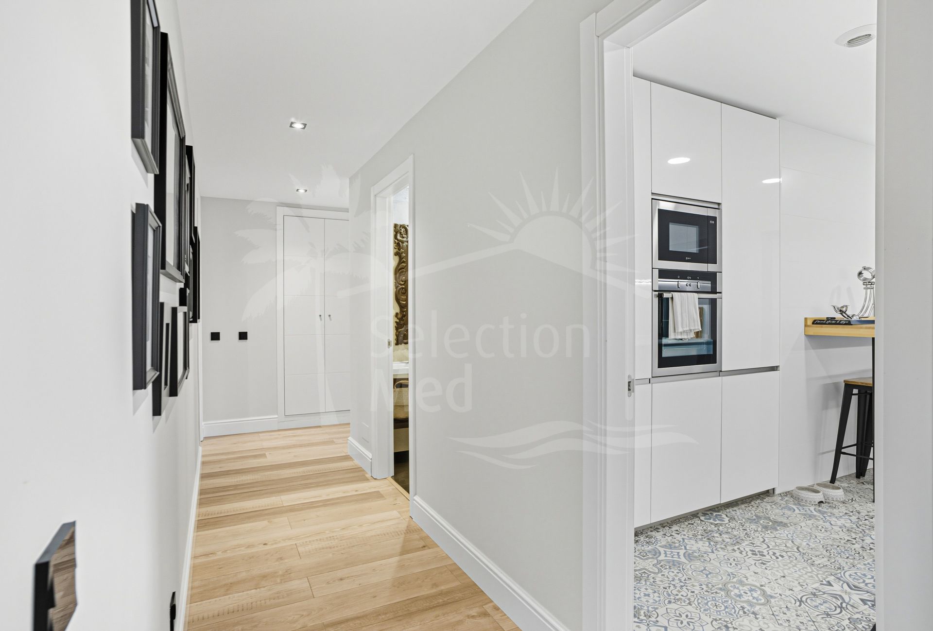 Elegante apartamento de tres dormitorios con espectaculares vistas al mar, situado en el prestigioso Mirador de Estepona Hills