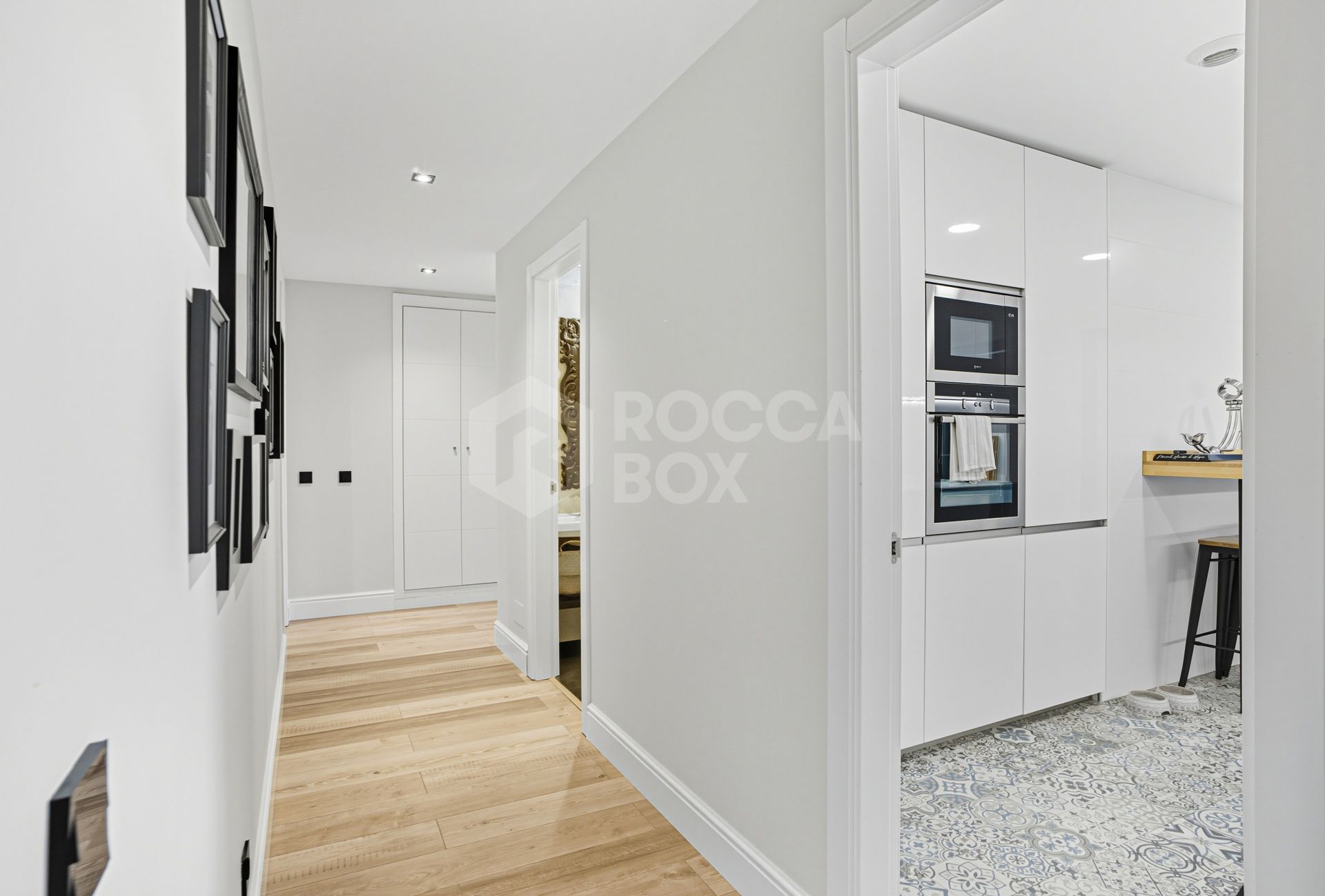 Stylish south-facing three bedroom apartment with spectacular sea views, located in the prestigious Mirador de Estepona Hills