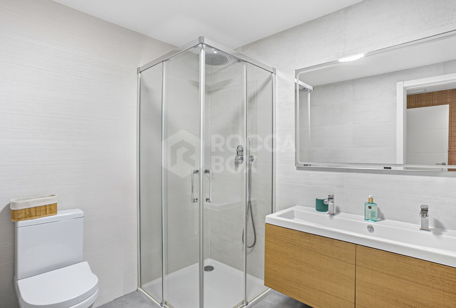 Stylish south-facing three bedroom apartment with spectacular sea views, located in the prestigious Mirador de Estepona Hills