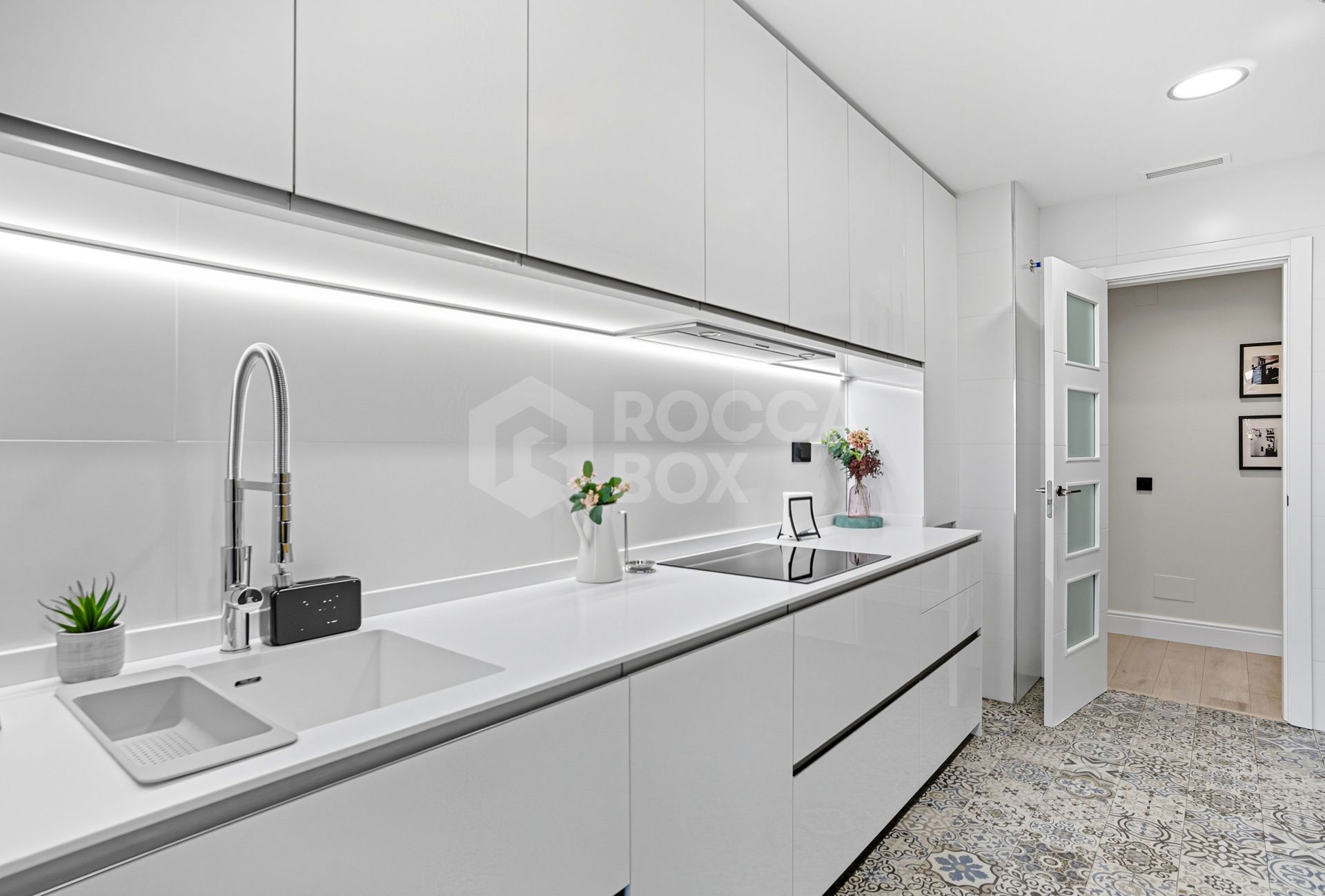 Stylish south-facing three bedroom apartment with spectacular sea views, located in the prestigious Mirador de Estepona Hills