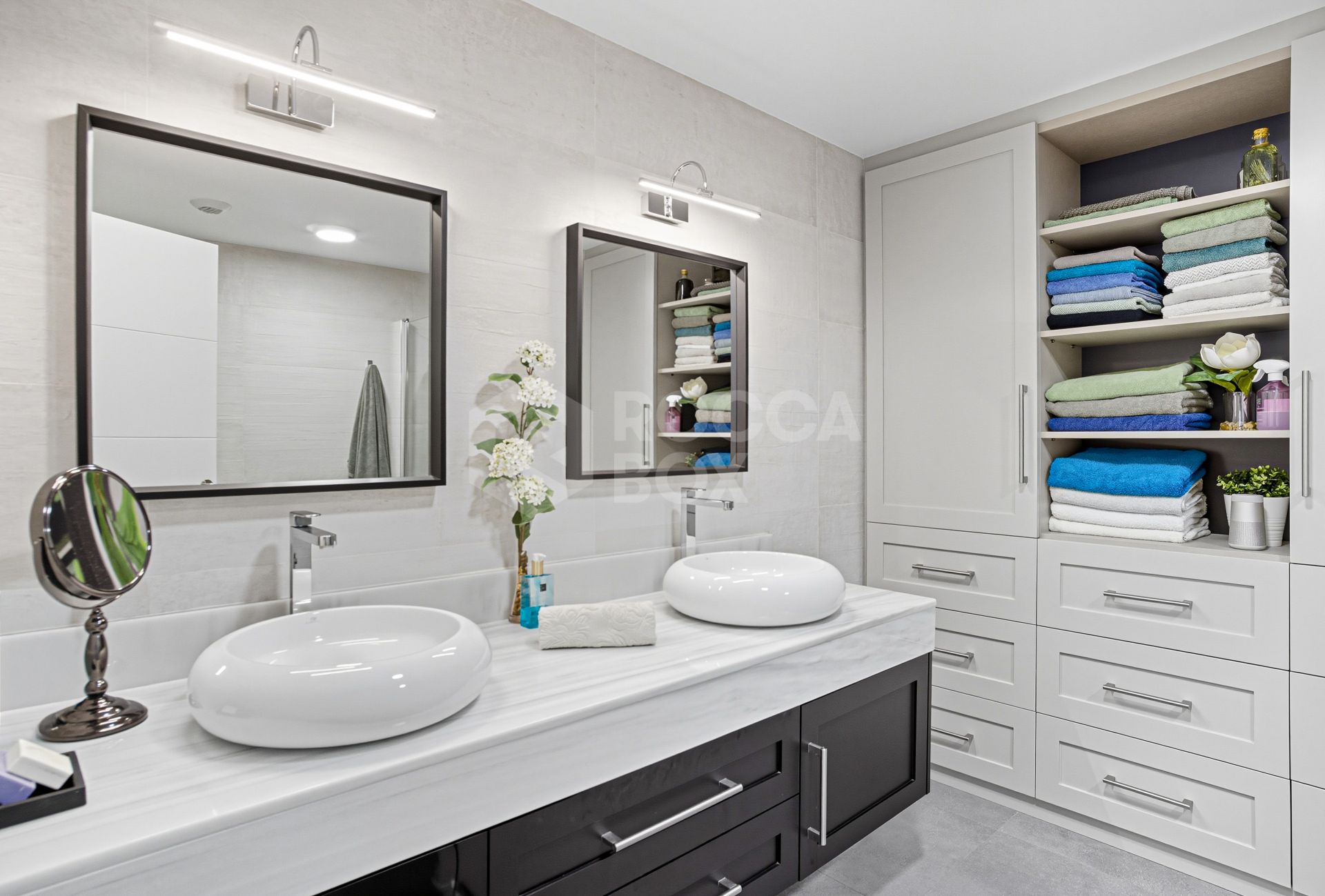 Stylish south-facing three bedroom apartment with spectacular sea views, located in the prestigious Mirador de Estepona Hills