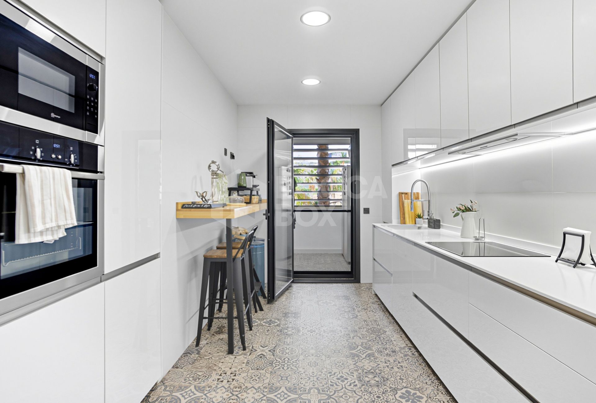 Stylish south-facing three bedroom apartment with spectacular sea views, located in the prestigious Mirador de Estepona Hills