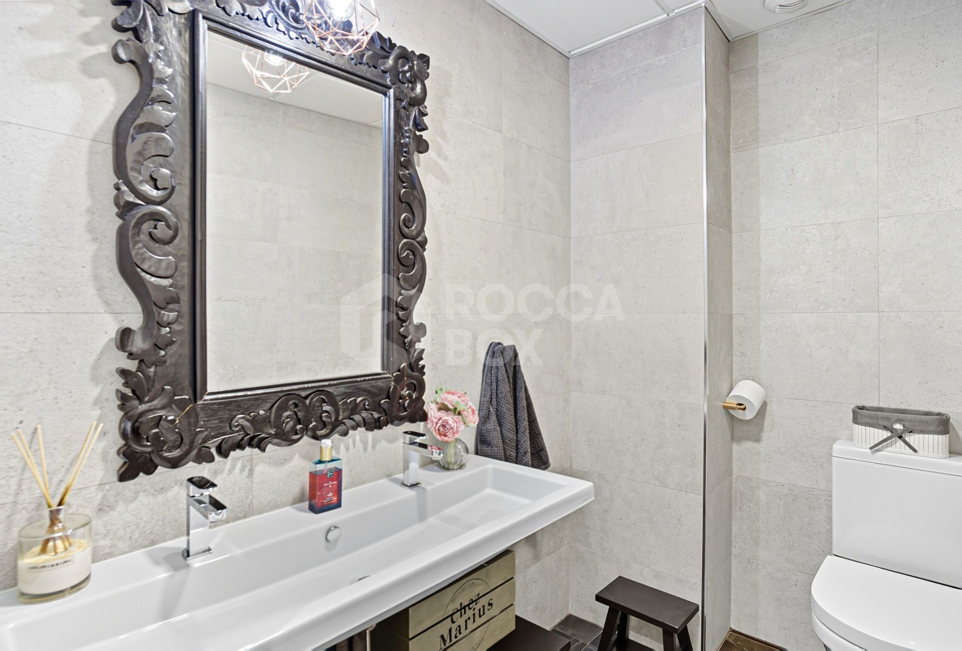 Stylish south-facing three bedroom apartment with spectacular sea views, located in the prestigious Mirador de Estepona Hills