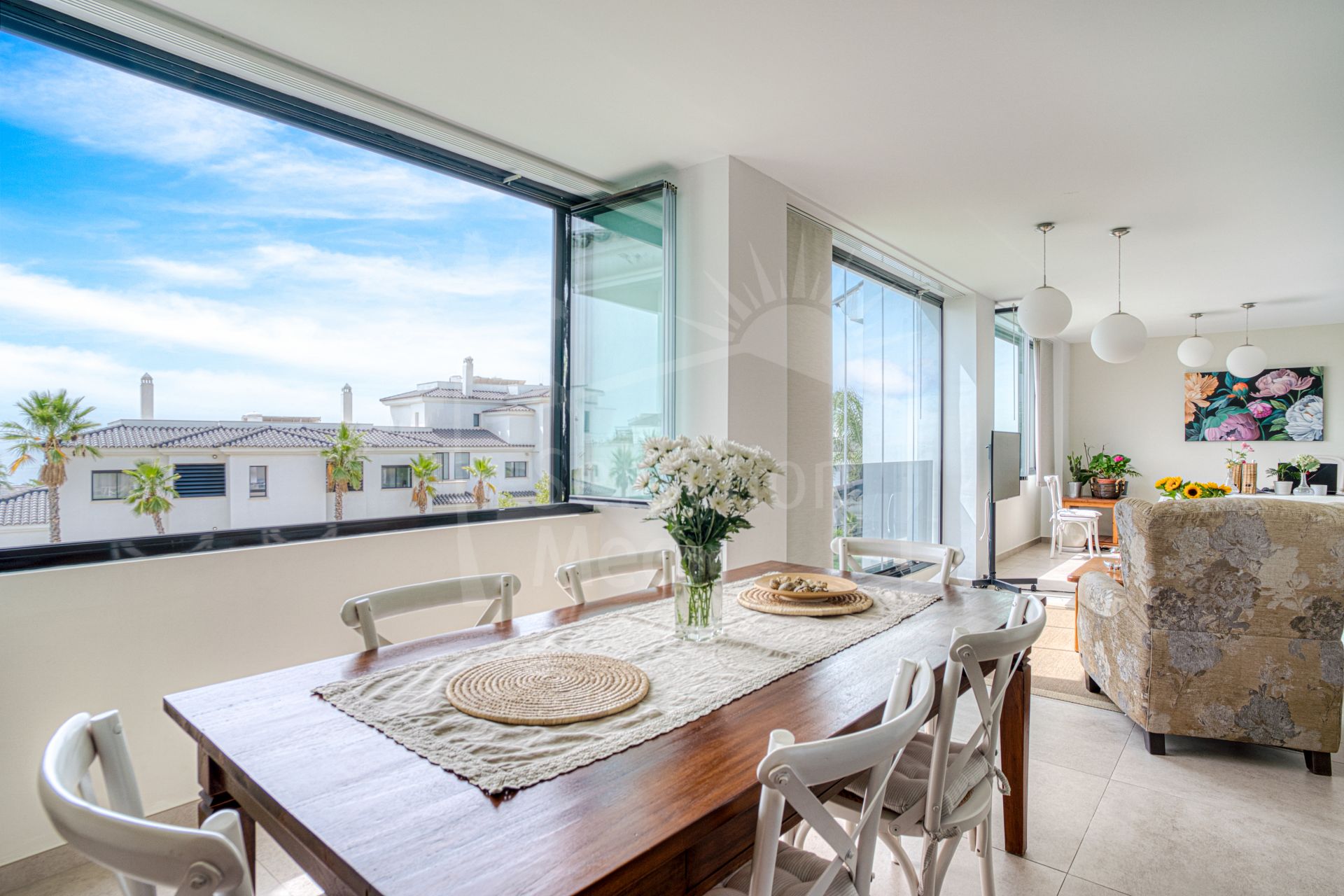 Elegante apartamento de tres dormitorios con espectaculares vistas al mar, situado en el prestigioso Mirador de Estepona Hills