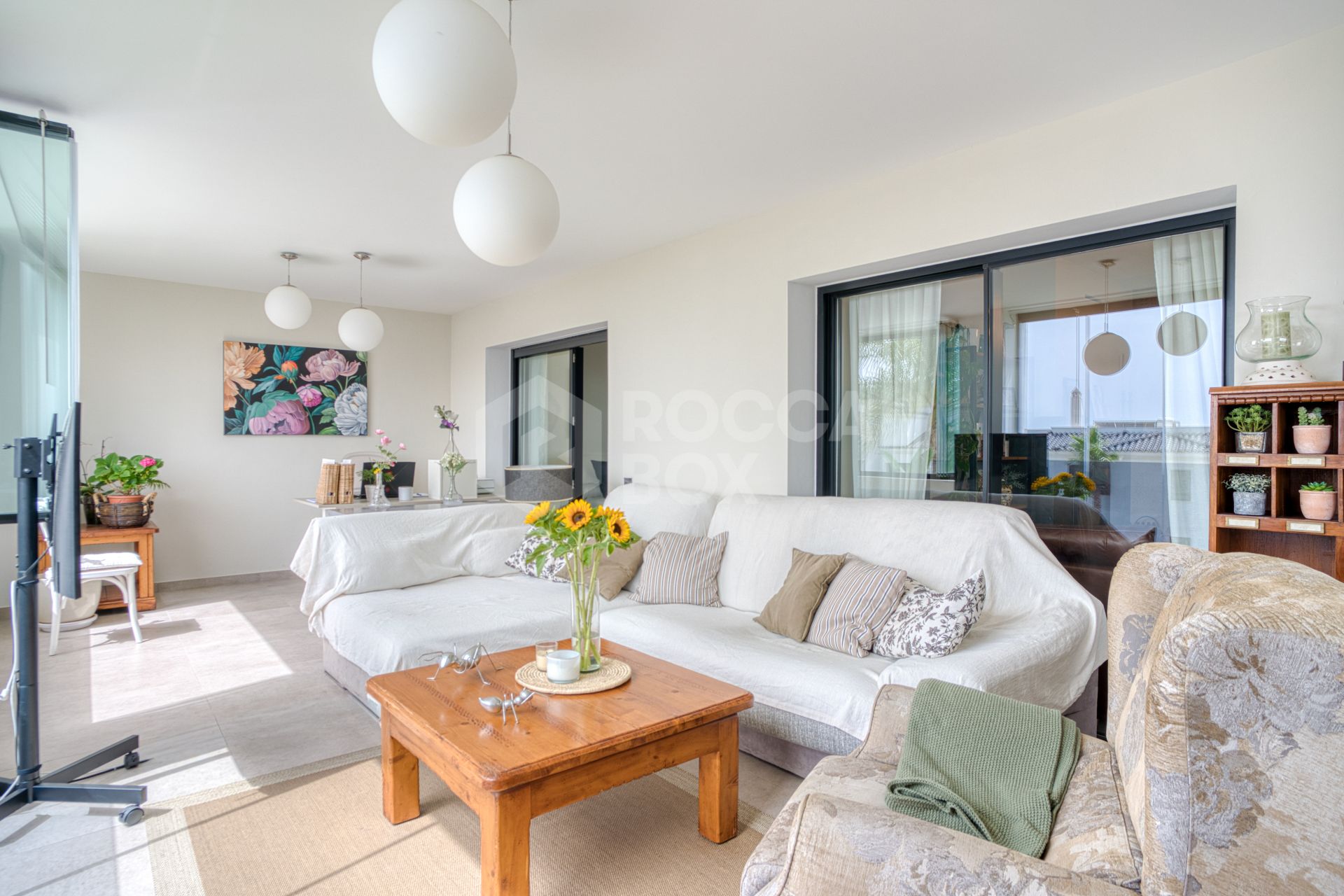 Stylish south-facing three bedroom apartment with spectacular sea views, located in the prestigious Mirador de Estepona Hills