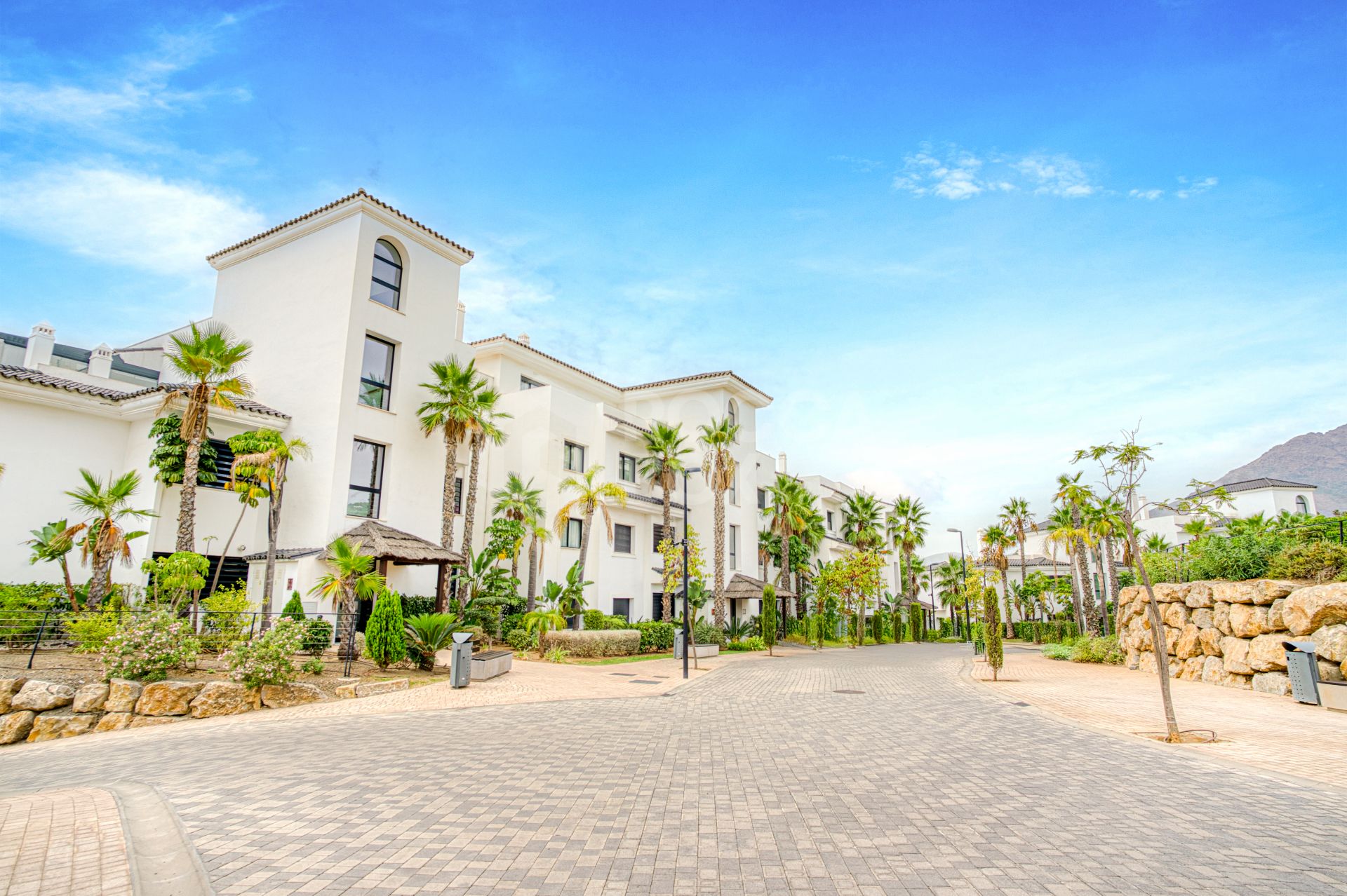 Stylish south-facing three bedroom apartment with spectacular sea views, located in the prestigious Mirador de Estepona Hills