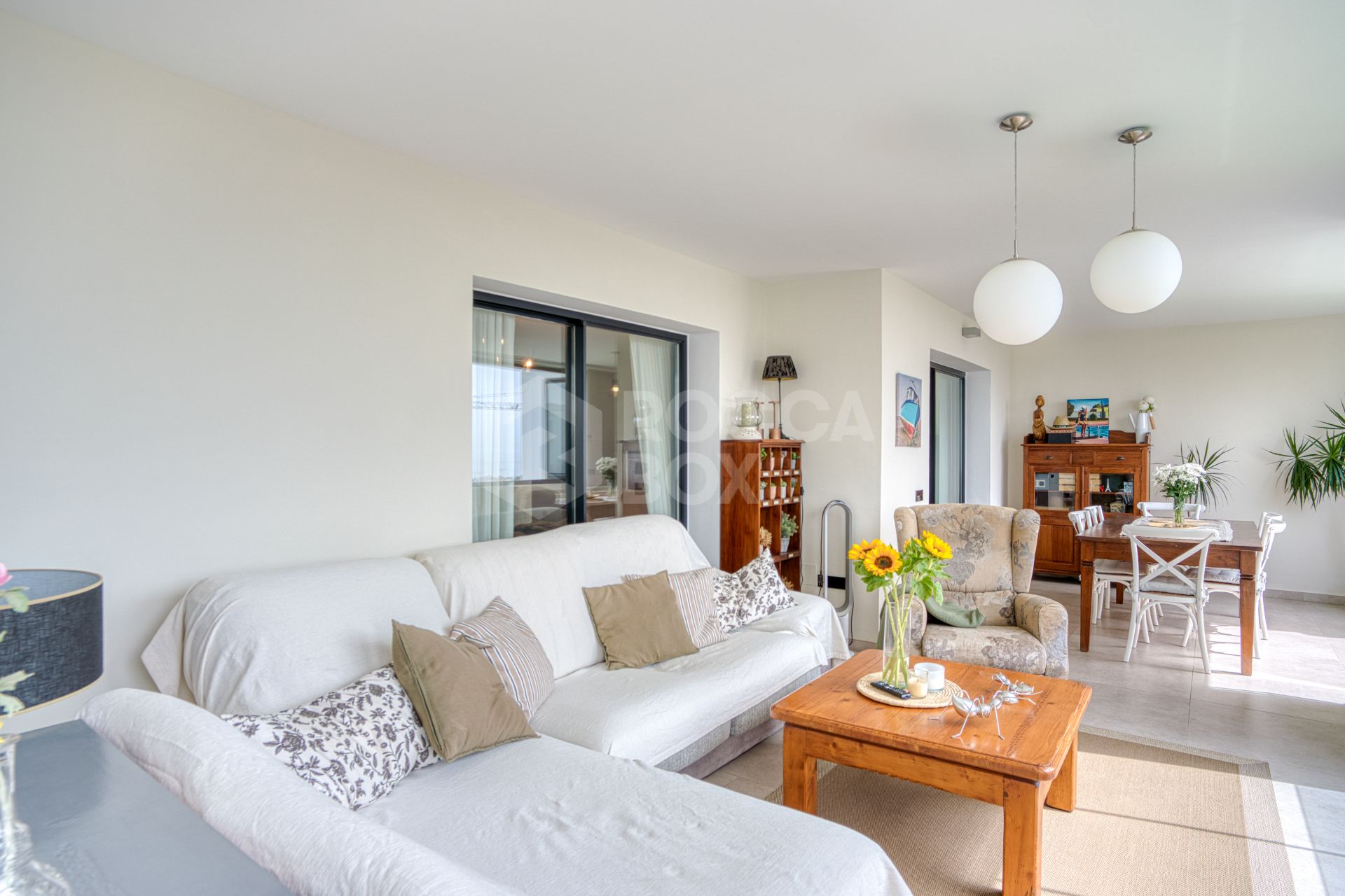 Stylish south-facing three bedroom apartment with spectacular sea views, located in the prestigious Mirador de Estepona Hills