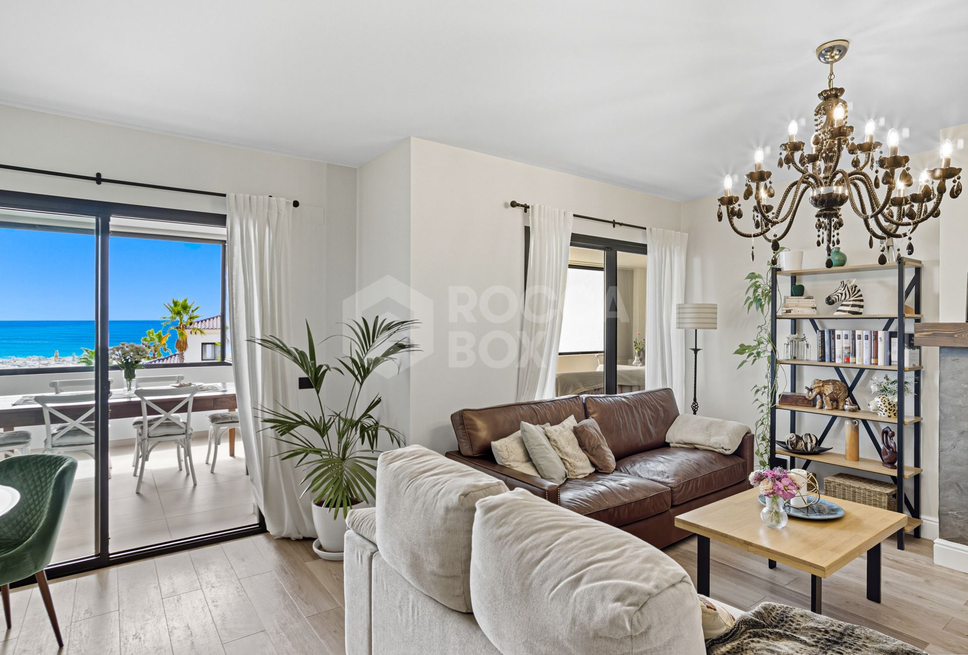 Stylish south-facing three bedroom apartment with spectacular sea views, located in the prestigious Mirador de Estepona Hills