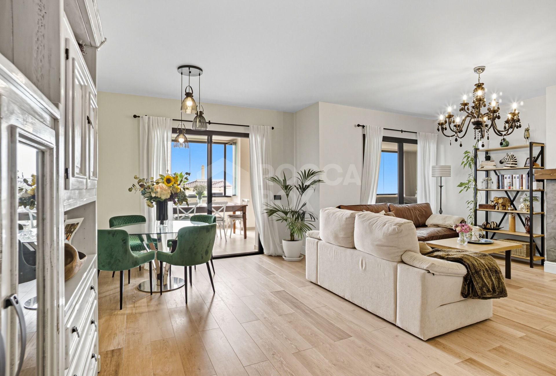 Stylish south-facing three bedroom apartment with spectacular sea views, located in the prestigious Mirador de Estepona Hills