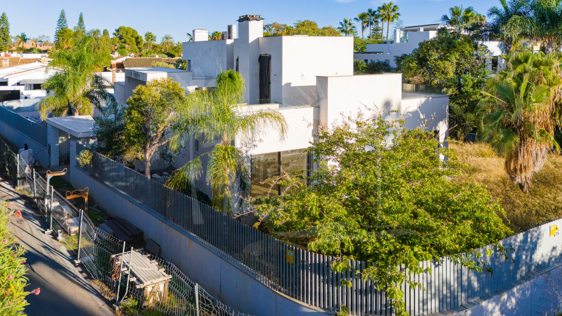 Villa Maya – une magnifique villa moderne de quatre chambres au bord de la plage, actuellement en construction sur la cusp de Guadalmina Baja