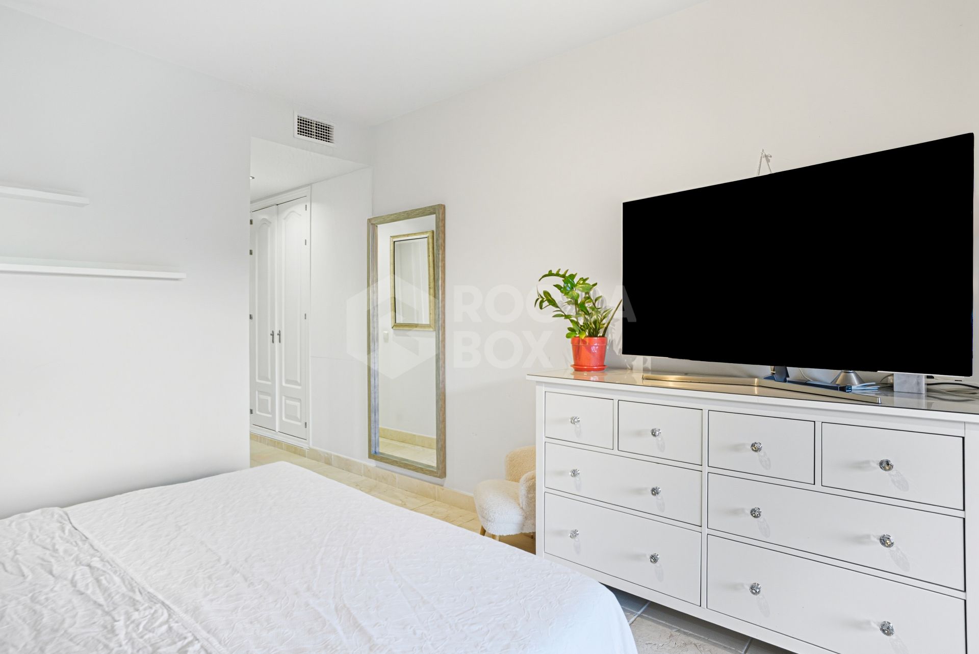 Wonderful two-bedroom, ground floor apartment located in the sought after gated community of Benatalaya