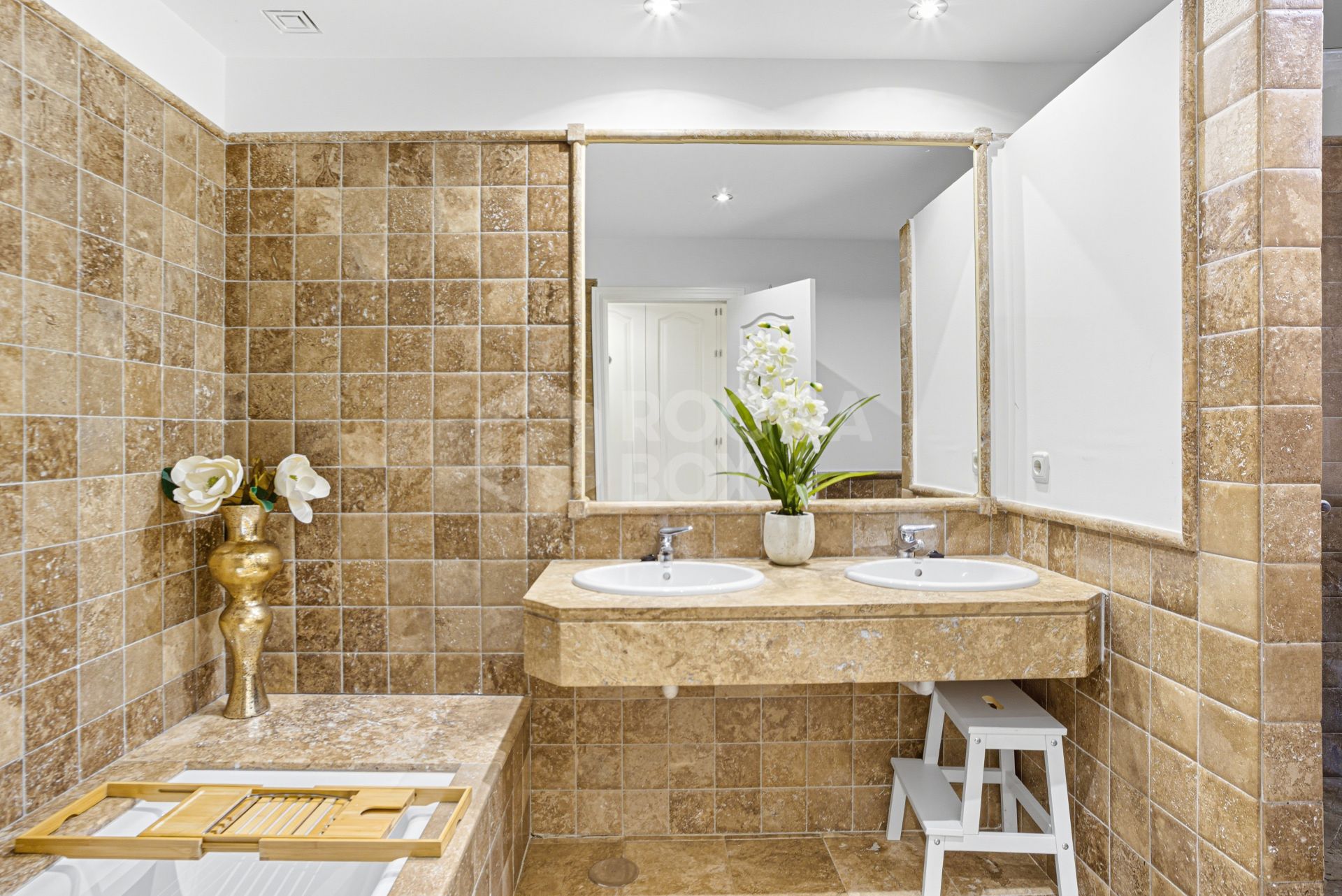 Wonderful two-bedroom, ground floor apartment located in the sought after gated community of Benatalaya