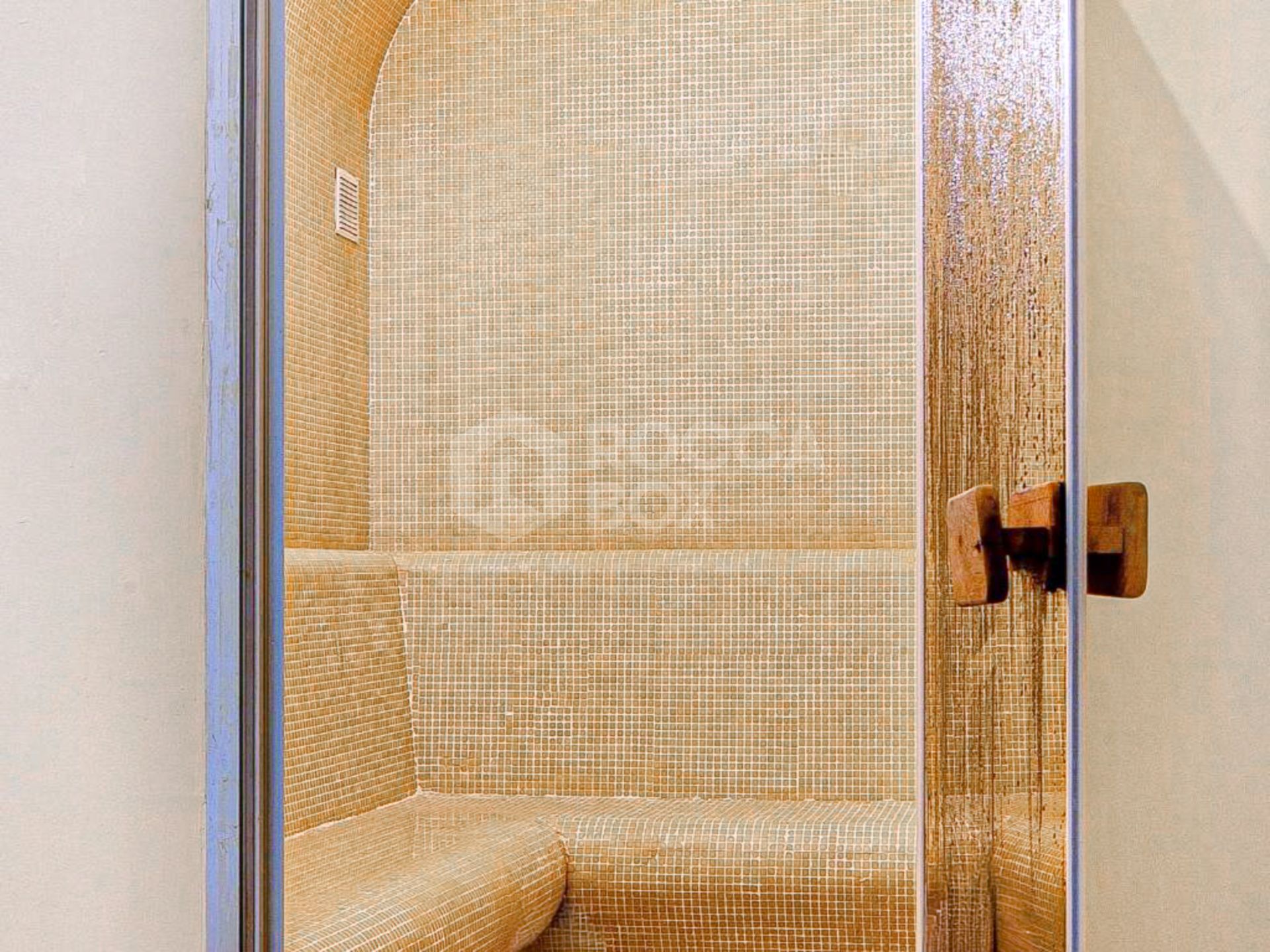 Wonderful two-bedroom, ground floor apartment located in the sought after gated community of Benatalaya